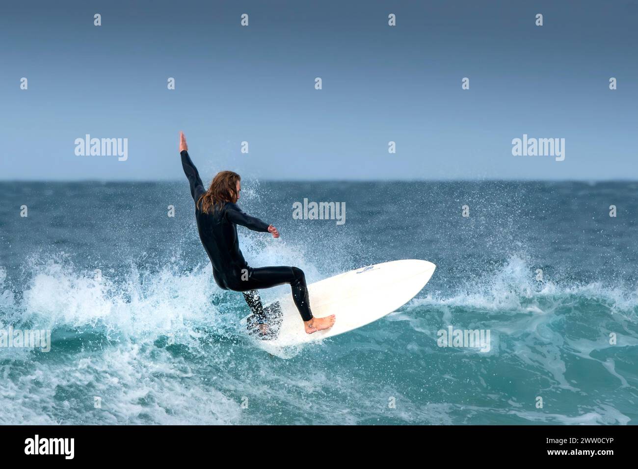 Un surfeur jouissant de conditions de surf spectaculaires à Fistral à Newquay en Cornouailles au Royaume-Uni. Banque D'Images
