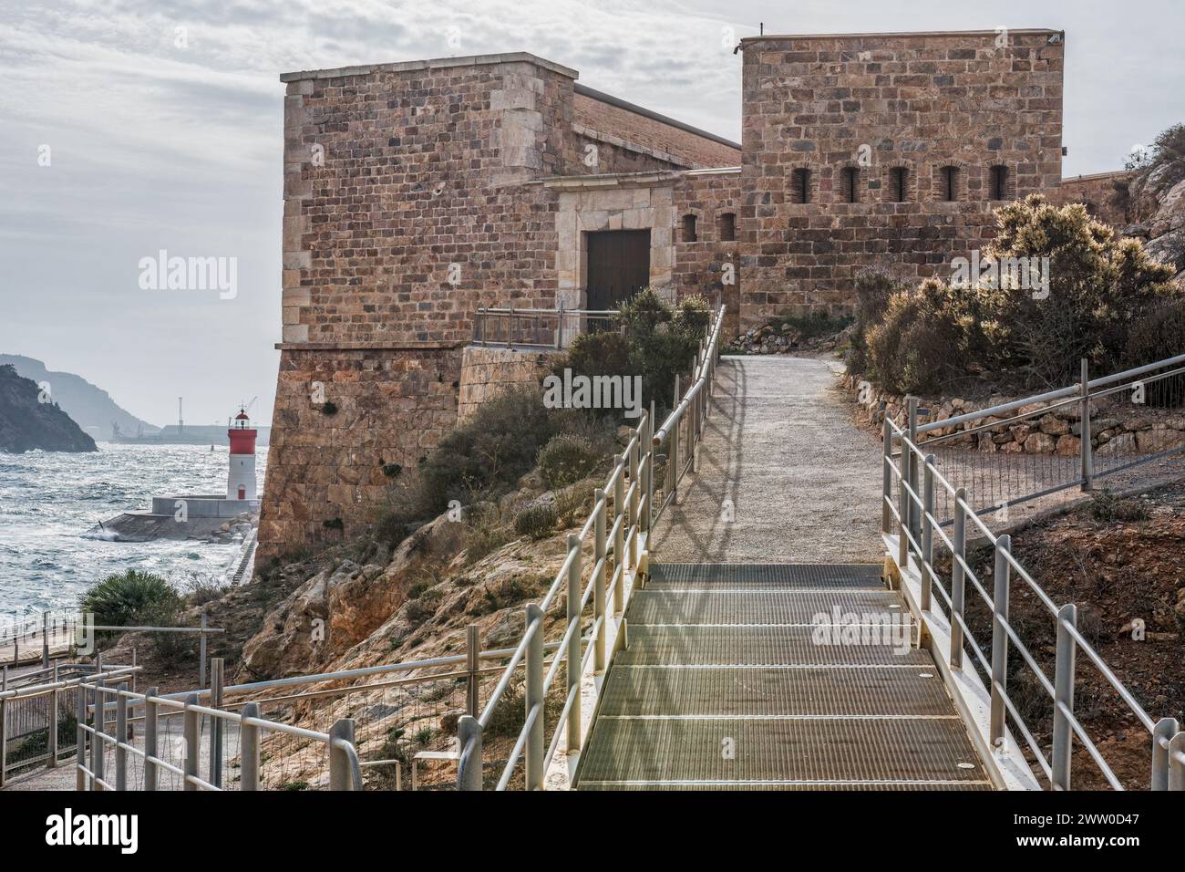 Porte sur la façade extérieure du Fort Noël, à droite du port de la ville de Carthagène, style néoclassique, région de Murcie, Espagne, Europe. Banque D'Images