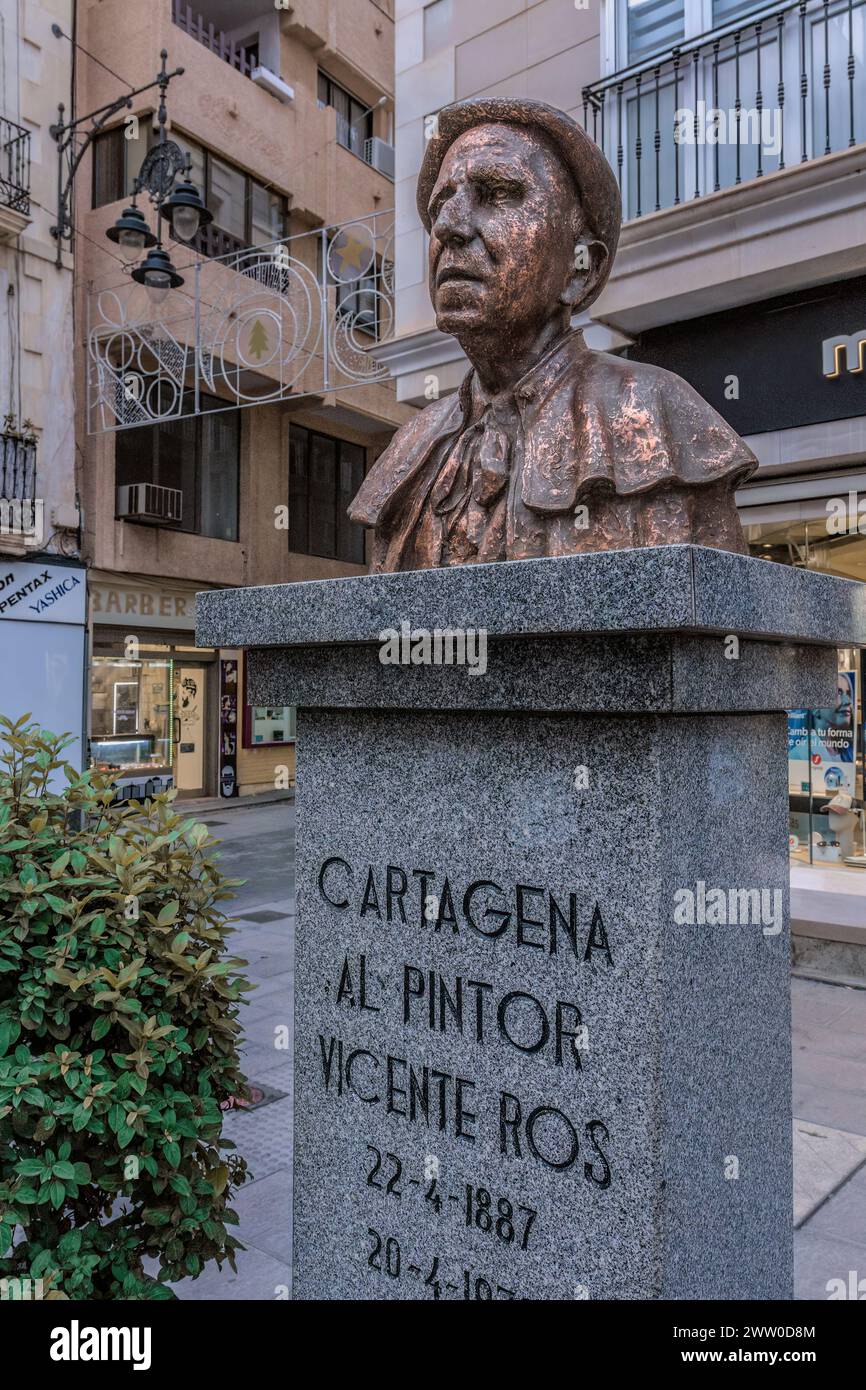 Restauré le buste du peintre Vicente Ros sur un piédestal en pierre situé dans la rue centrale Campos de la ville de Carthagène, Murcie, Espagne, Europe. Banque D'Images