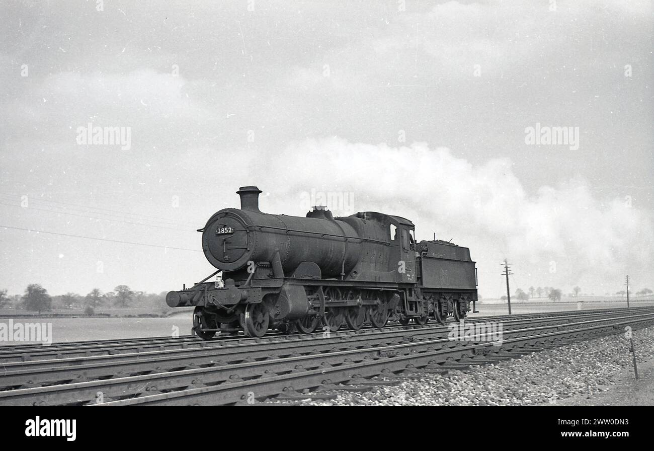 Années 1950, historique, Briitsh Railways locomotive à vapeur, 3852, sur la voie ferrée, Angleterre, Royaume-Uni. Construit à Swindon Works en 1942 pour GWR, il a continué en service jusqu'à son retrait en 1964. Banque D'Images