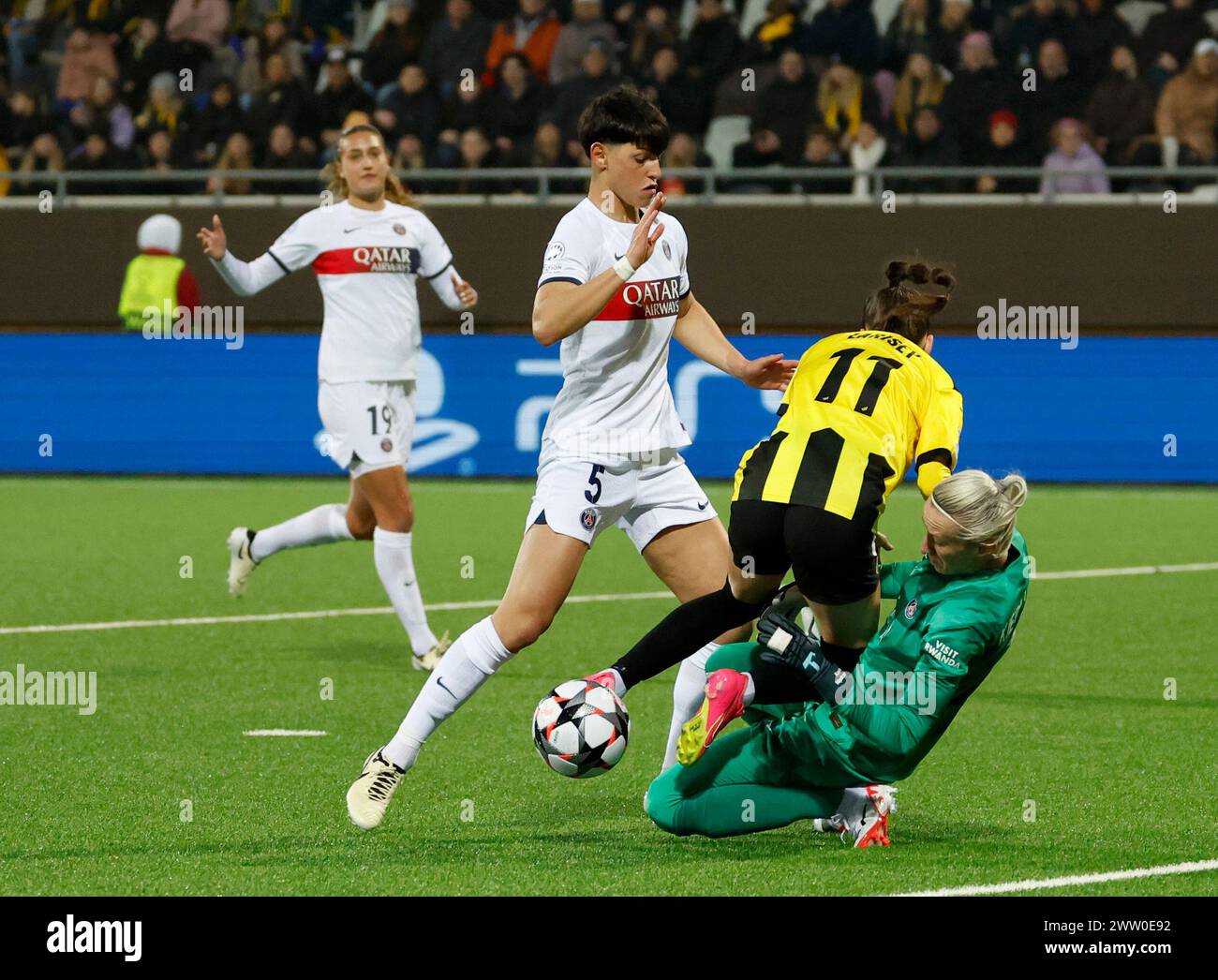 GOTHENBURG, Suède. , . Clarissa Larisey de Häcken tente de marquer mais est arrêtée par Elisa de Almeida et la gardienne Katarzyna Kiedrzynek du PSG lors du premier quart de finale de la Ligue des champions féminine de l'UEFA entre Häcken et le Paris Saint-Germain à la Hisingen Arena, Gothenburg, Suède, le 20 mars 2024. Foto : Adam Ihse/TT/Kod 9200 crédit : TT News Agency/Alamy Live News Banque D'Images