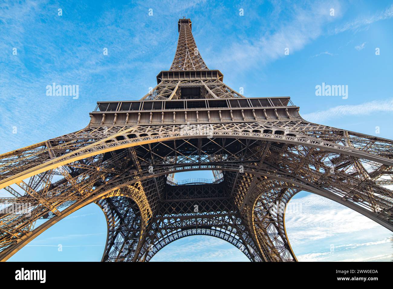 La Tour Eiffel se dresse face au ciel bleu de Paris. Banque D'Images