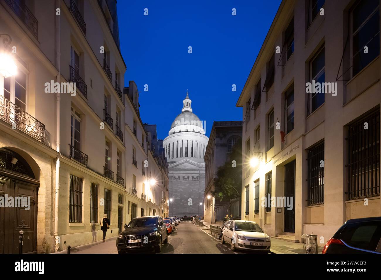 Crépuscule s'installe sur la rue Valette avec le dôme le Panthéons illuminé en arrière-plan à Paris. Banque D'Images