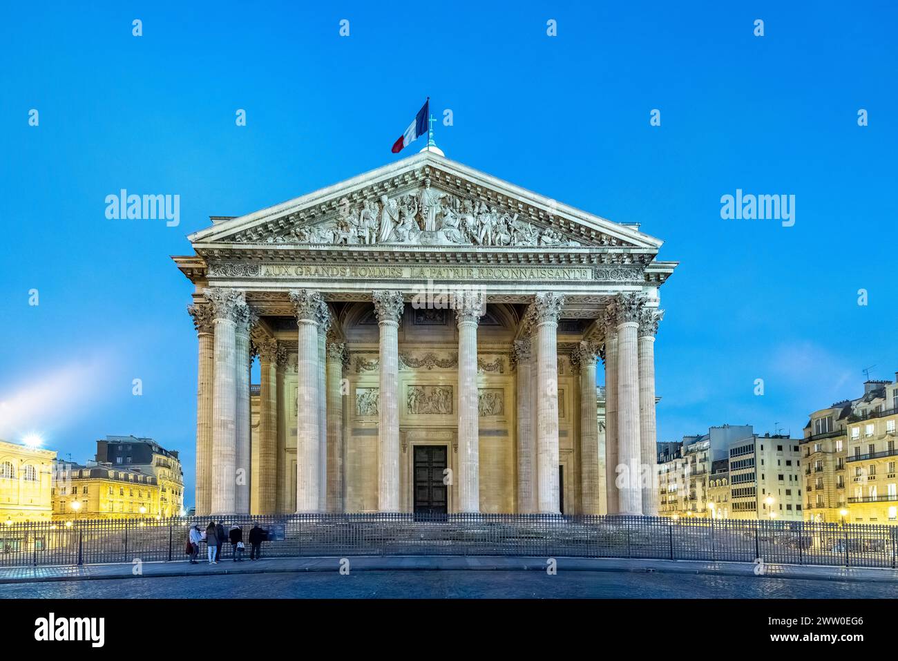La façade néoclassique du Panthéon est illuminée au crépuscule. Banque D'Images