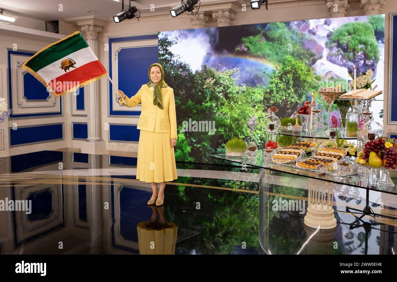 Auvers sur Oise, France. 20 mars 2024. La présidente élue du CNRI, Maryam Rajavi, tient le drapeau iranien original pendant la cérémonie. Une cérémonie pour marquer l'avènement de 1403, le nouvel an iranien (Nowruz), au siège du CNRI à Auvers-sur-Oise, France. (Photo de Siavosh Hosseini/SOPA images/Sipa USA) crédit : Sipa USA/Alamy Live News Banque D'Images