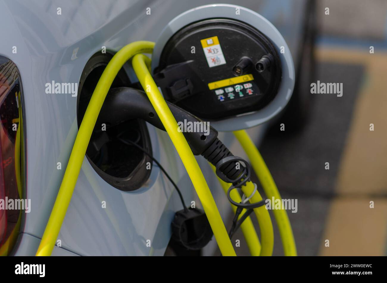 Voiture électrique, ricarica, câble et porte d'alimentation. la transition énergétique accroît les incitations pour les voitures électriques, afin de réduire la consommation d’huile. Banque D'Images