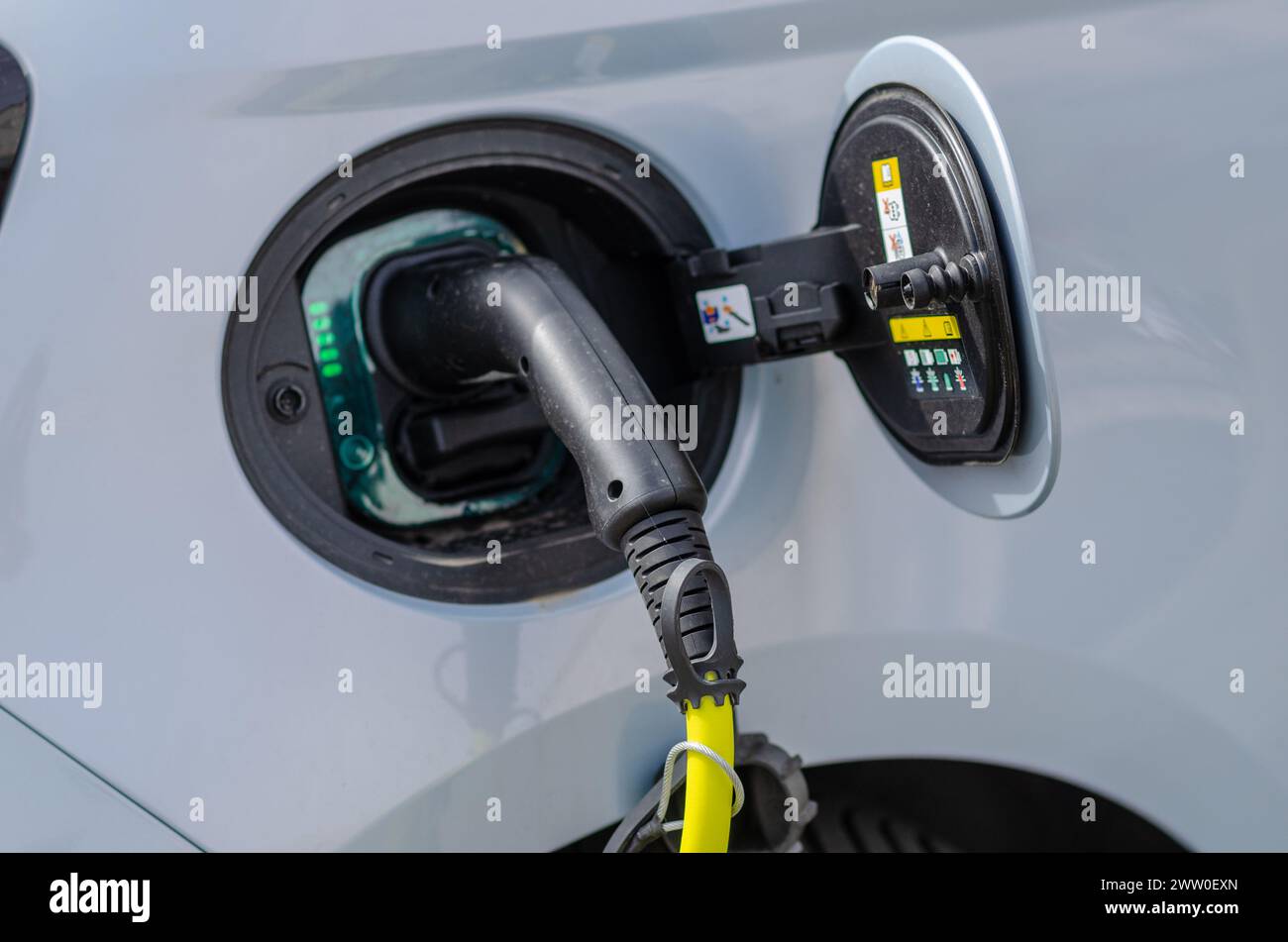 Voiture électrique, ricarica, câble et porte d'alimentation. la transition énergétique accroît les incitations pour les voitures électriques, afin de réduire la consommation d’huile. Banque D'Images