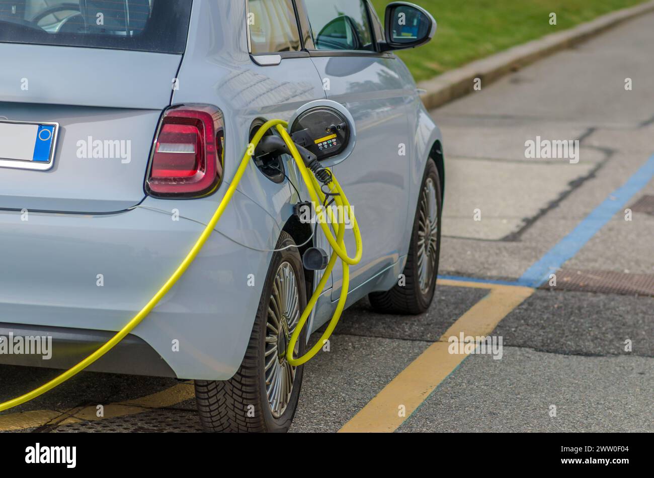 Voiture électrique, ricarica, câble et porte d'alimentation. la transition énergétique accroît les incitations pour les voitures électriques, afin de réduire la consommation d’huile. Banque D'Images