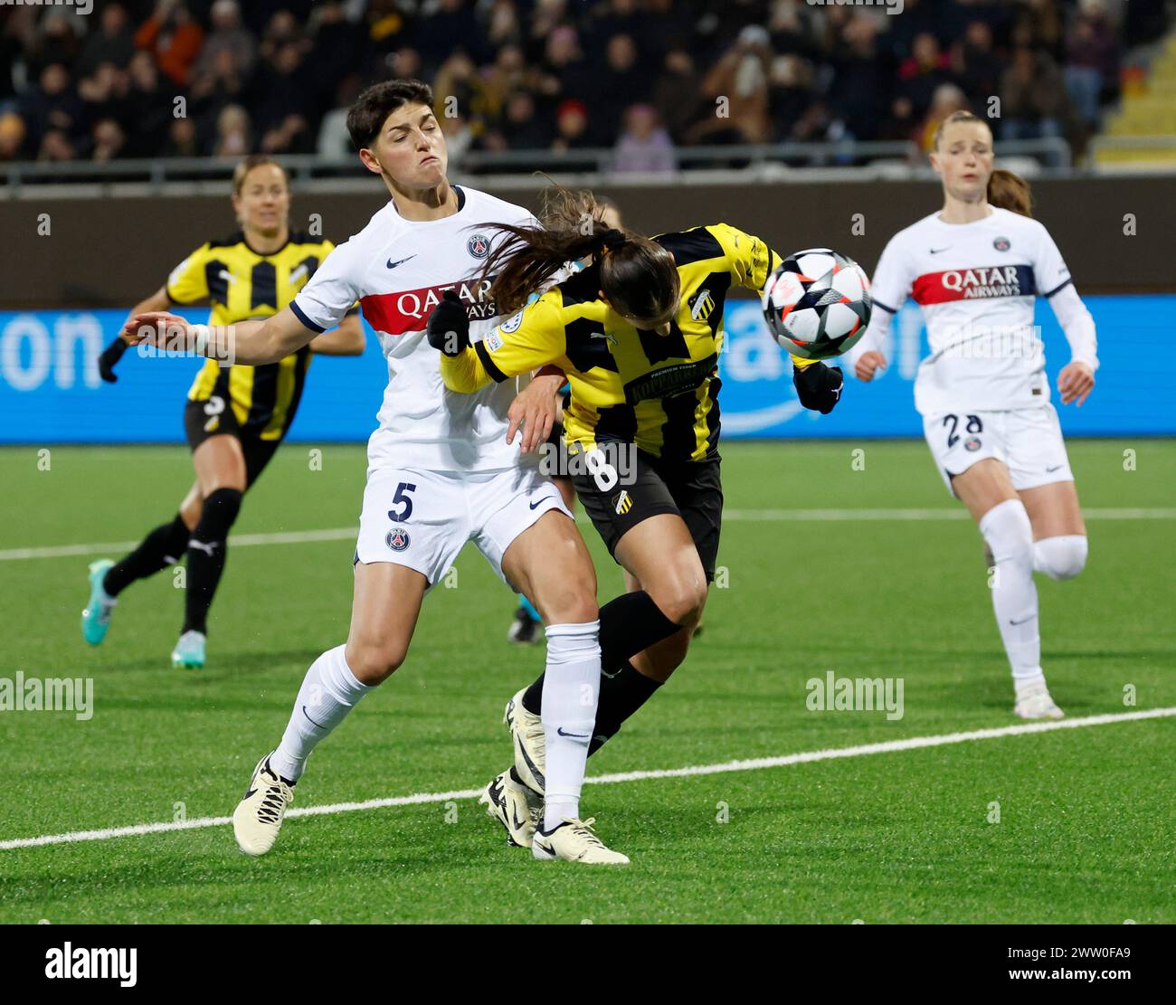 GOTHENBURG, SUÈDE 20240320Rosa Kafaji, de Häcken, marque 1-1 bien qu’Elisa de Almeida, du PSG, tente de l’arrêter lors du premier quart de finale de l’UEFA Banque D'Images GOTHENBURG, SUÈDE 20240320Rosa Kafaji, de Häcken, marque 1-1 bien qu’Elisa de Almeida, du PSG, tente de l’arrêter lors du premier quart de finale de l’UEFA Banque D'Images