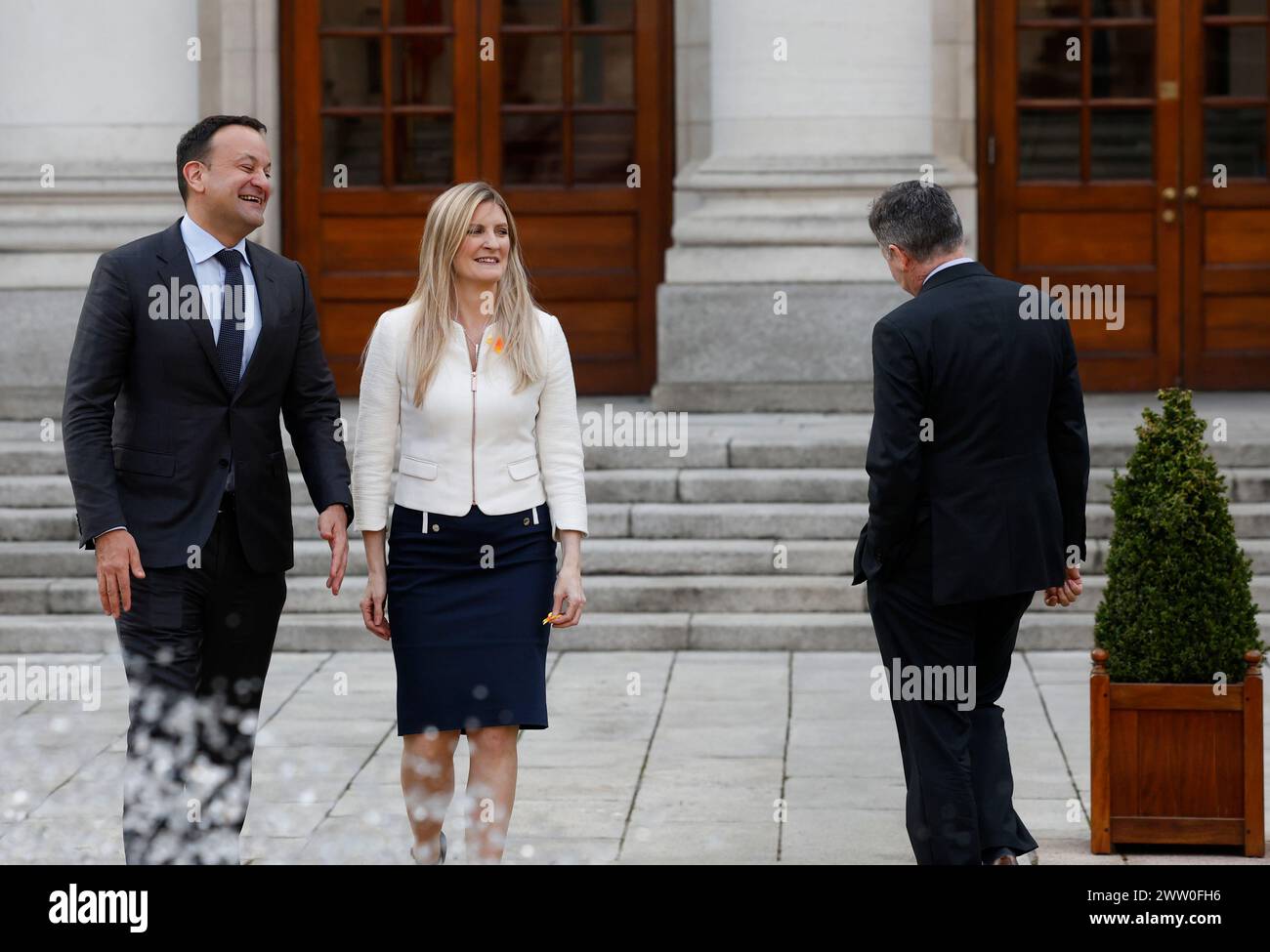Le Taoiseach Leo Varadkar a été rejoint par le PDG de la Société irlandaise du cancer, Averil Power, pour célébrer la prochaine Journée de la jonquille le vendredi 22 mars. Le couple a réagi à Paschal Donohoe, collègue du parti, alors qu'il entrait dans les bâtiments gouvernementaux. Date de la photo : mercredi 20 mars 2024. Banque D'Images