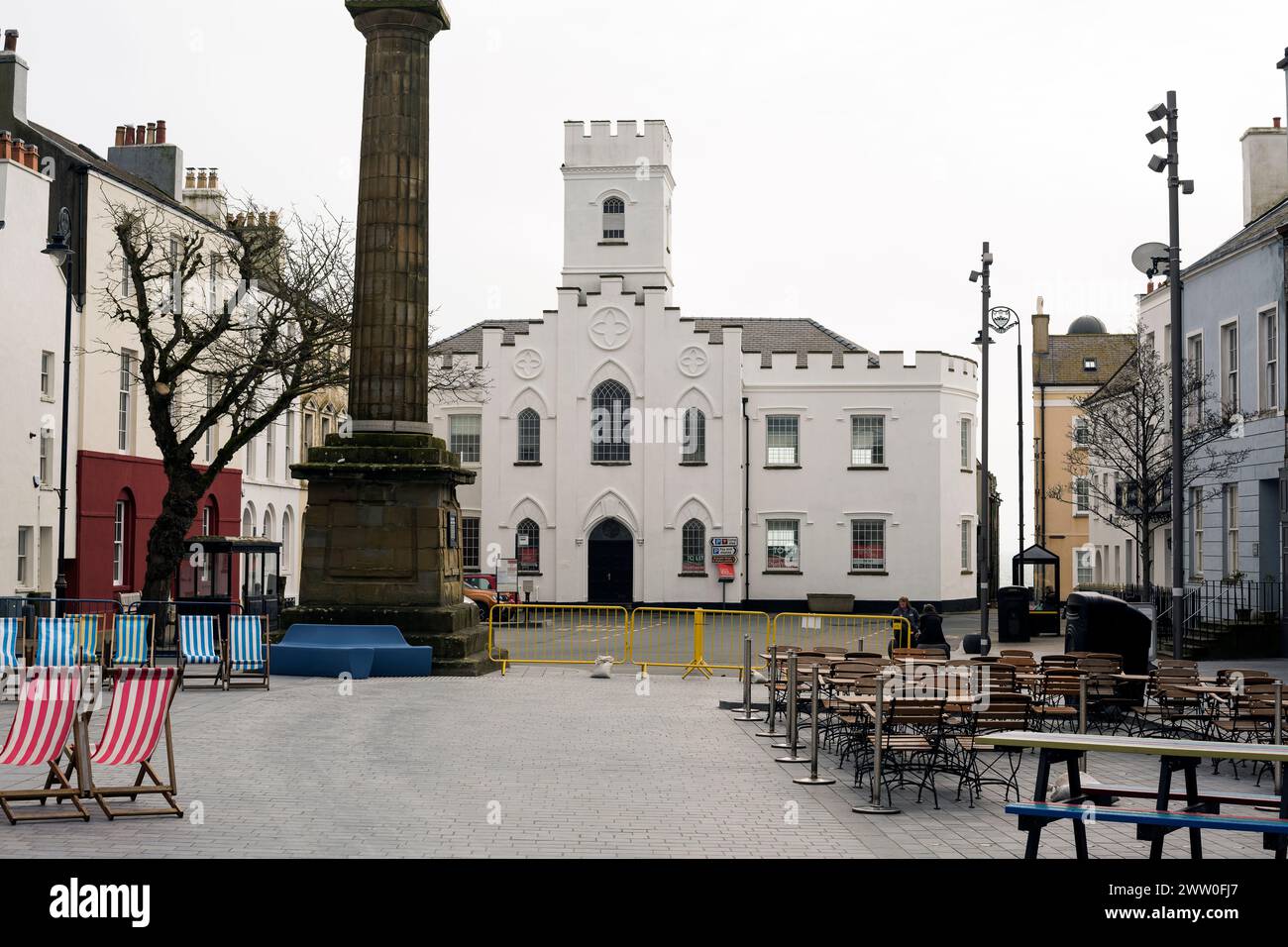 Castletown Square, île de Man, montrant le monument et l'ancien bâtiment du gouvernement Banque D'Images