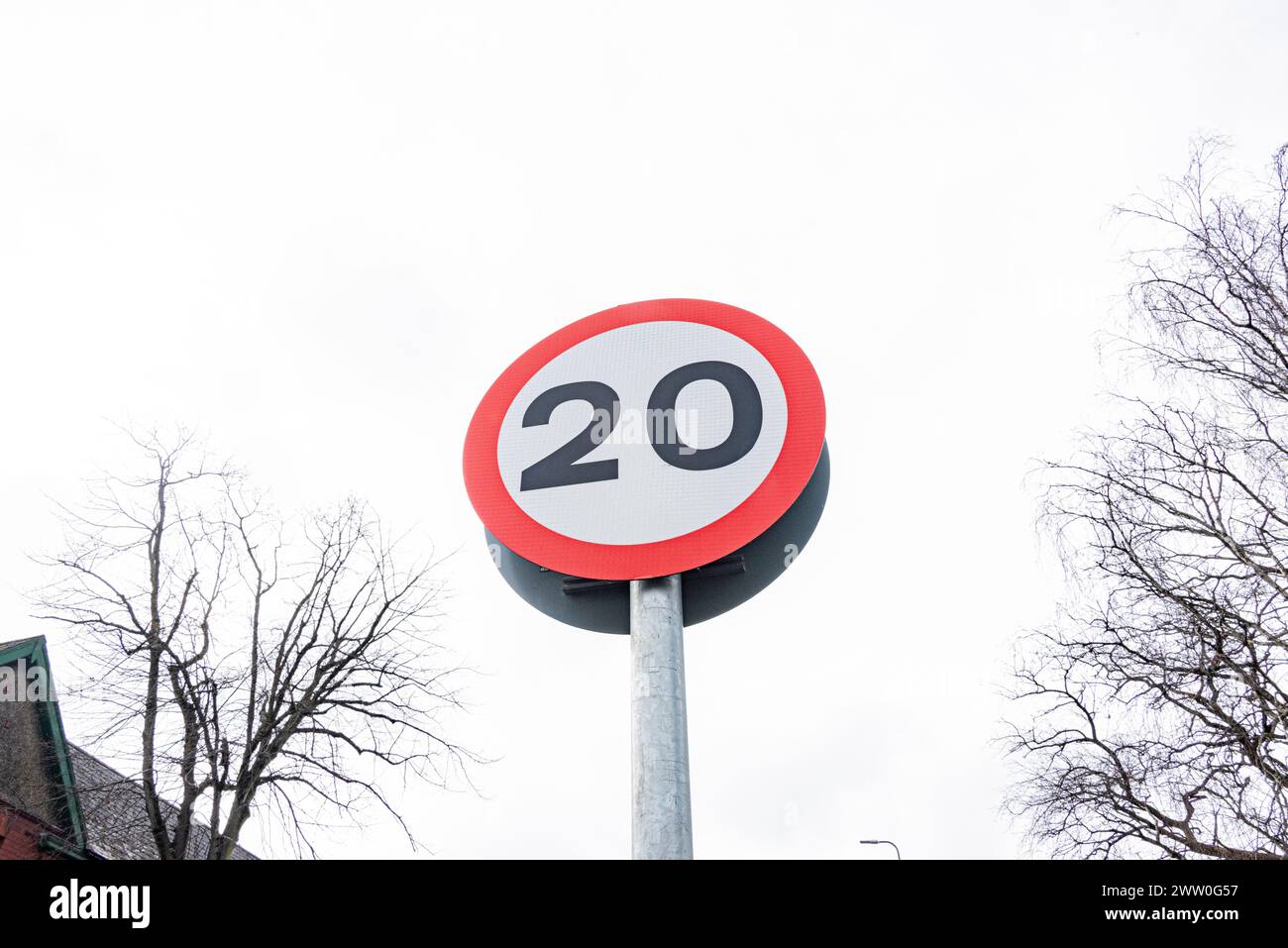 Pays de Galles, 20 MPH panneau d'avertissement de vitesse obligatoire : Phillip Roberts Banque D'Images