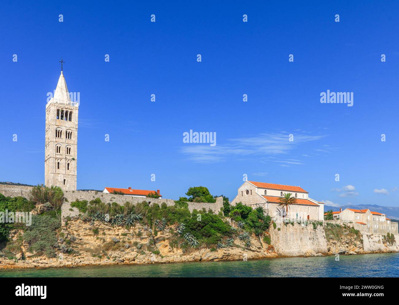 Vue depuis le bateau sur la vieille ville de Rab, quatre tours d'église historiques, symbole de la ville Croatie Banque D'Images