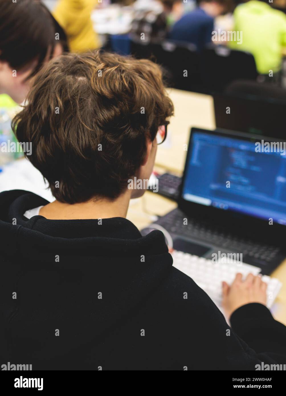 Étudiants développeurs de logiciels dans le hall de l'auditorium travaillant sur ordinateur et ordinateur portable, concours de programmation de concours de hackathon, pc avec application de programme de codage, Banque D'Images