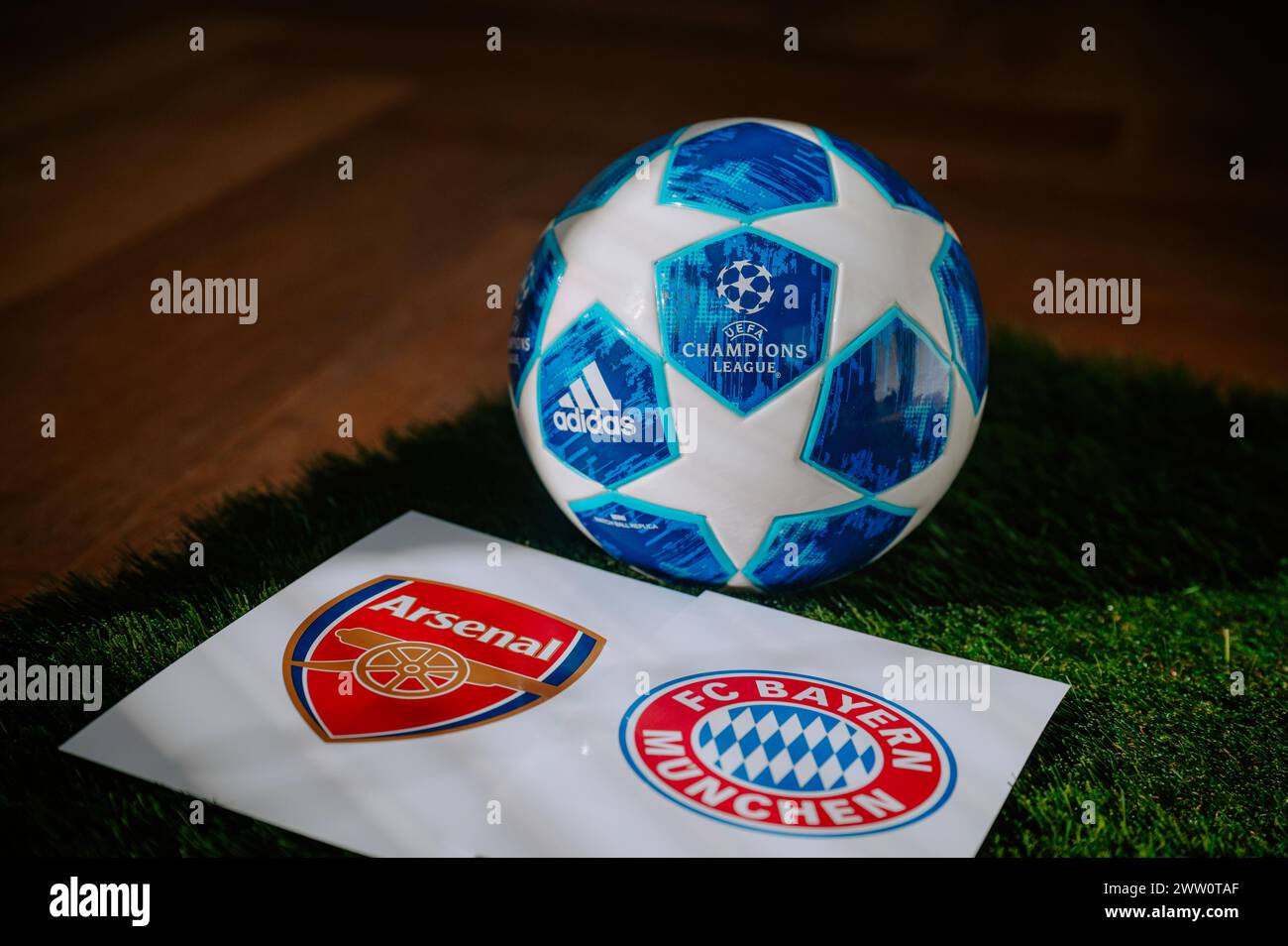 PARIS, FRANCE, MARS. 16. 2024 : Arsenal FC (ENG) c. Bayern Munich (GER). Quarts de finale de football UEFA Champions League 2024 en Europe. Logo de t Banque D'Images