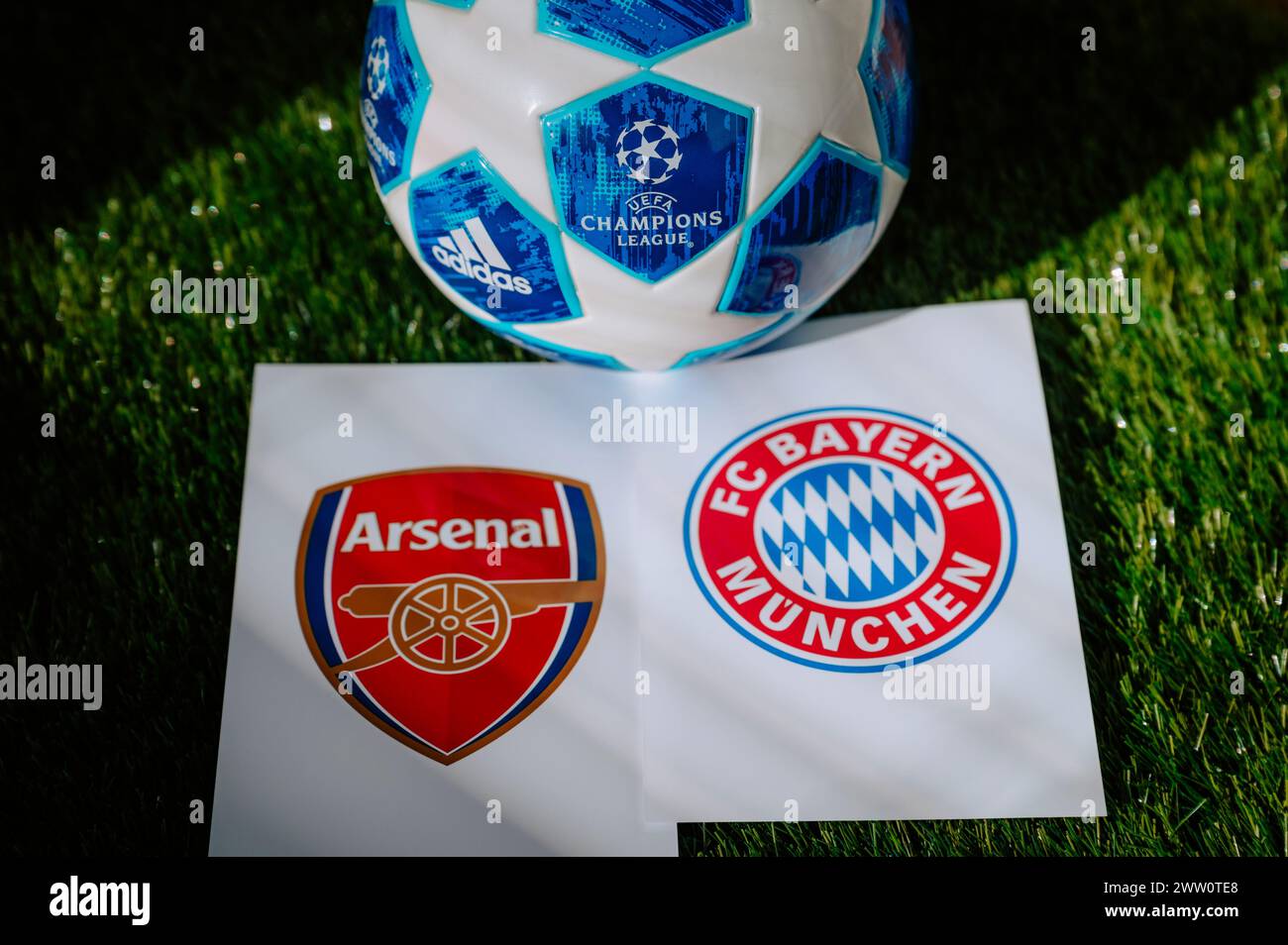 PARIS, FRANCE, MARS. 16. 2024 : Arsenal FC (ENG) c. Bayern Munich (GER). Quarts de finale de football UEFA Champions League 2024 en Europe. Logo de t Banque D'Images