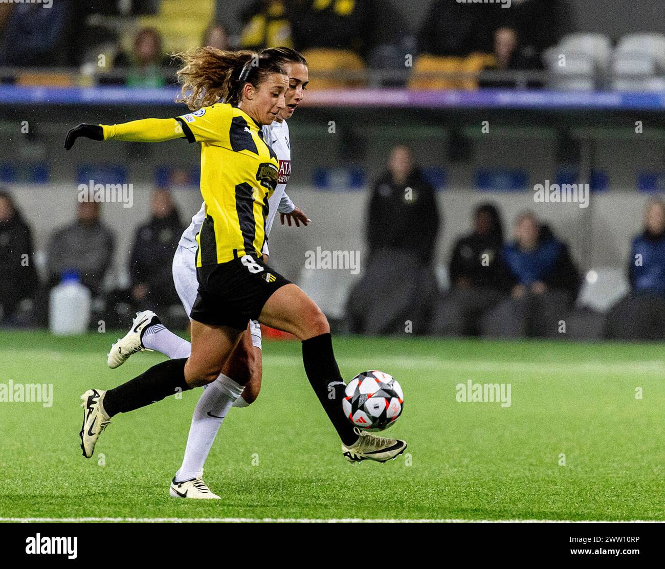 GOTHENBURG, SUÈDE 20240320Rosa Kafaji de Häcken et Eva Gaetino du PSG lors du premier quart de finale de l'UEFA Women's Champions League entre Häcken Banque D'Images