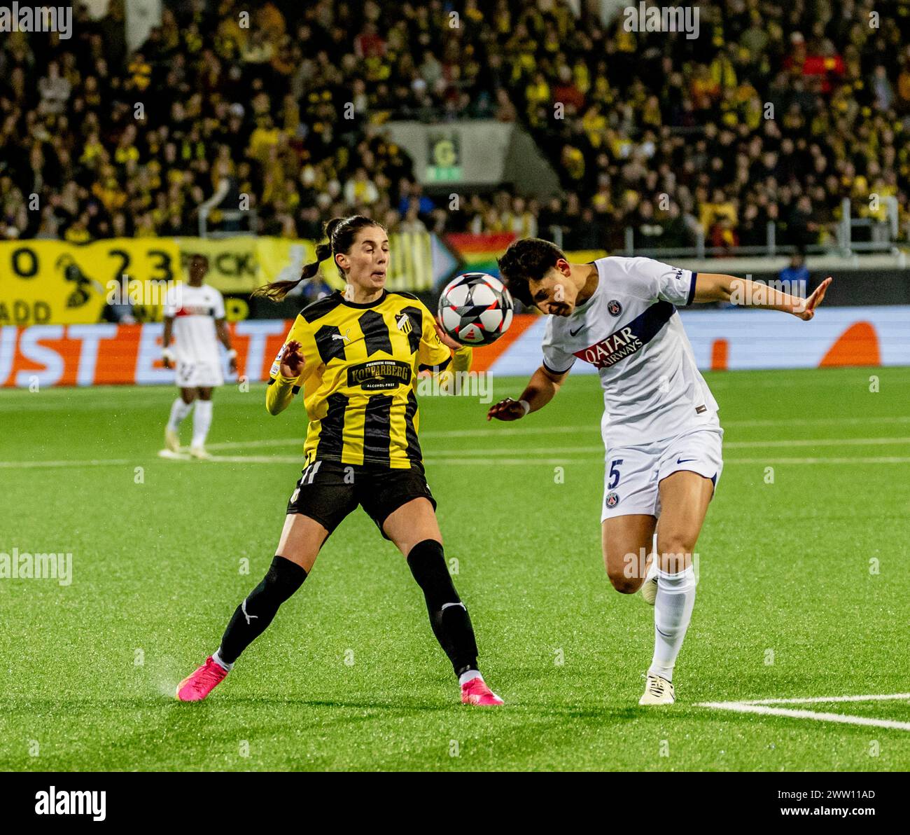 GOTHENBURG, SUÈDE 20240320Clarissa Larisey de Häcken et Elisa de Almeida du PSG lors du premier quart de finale de l'UEFA Women's Champions League Banque D'Images GOTHENBURG, SUÈDE 20240320Clarissa Larisey de Häcken et Elisa de Almeida du PSG lors du premier quart de finale de l'UEFA Women's Champions League Banque D'Images