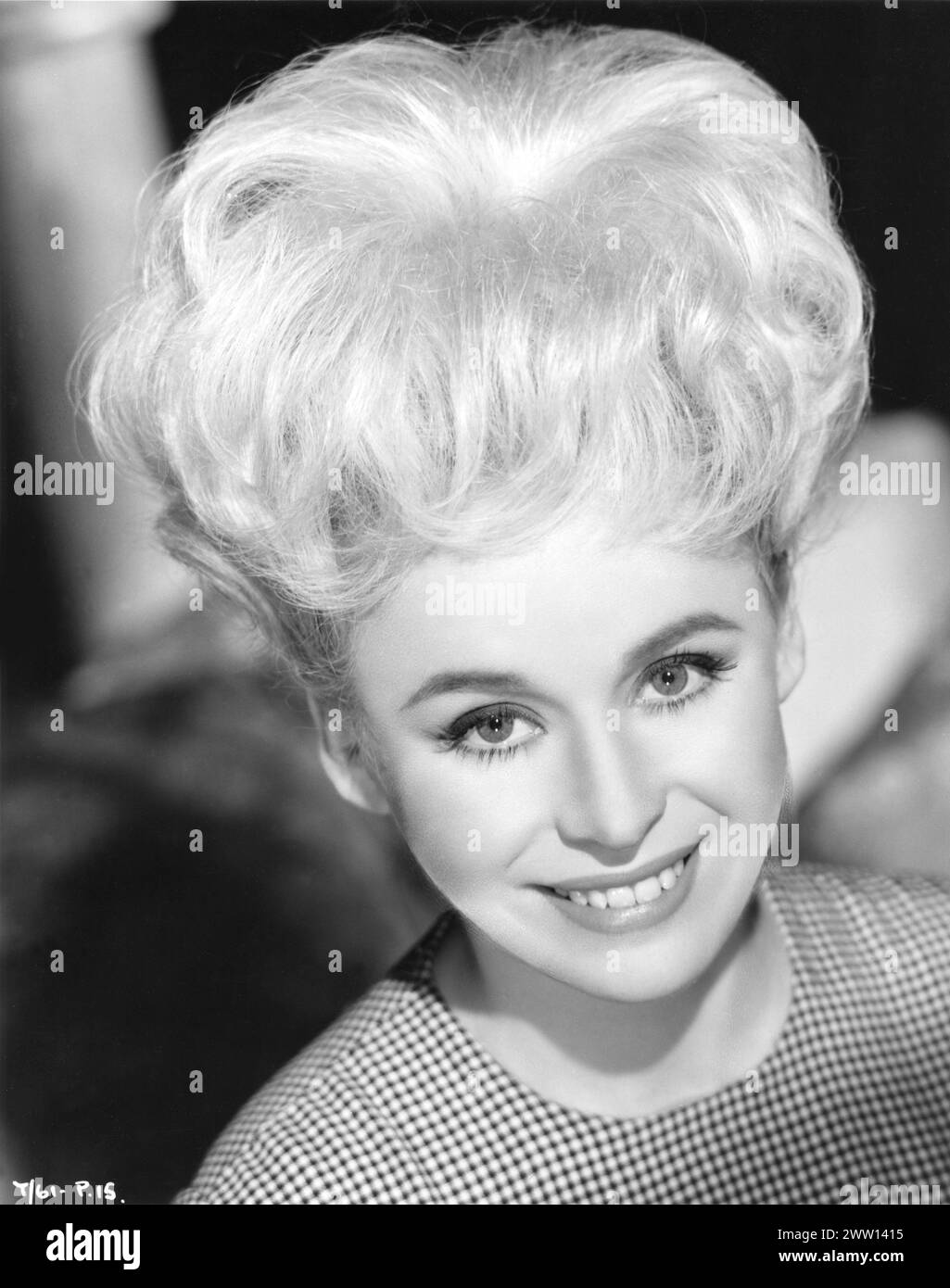 Publicité Portrait de l'actrice britannique BARBARA WINDSOR pour CARRY ON SPYING 1964 réalisateur GERALD THOMAS Anglo-Amalgamated / Warner-Pathe Banque D'Images
