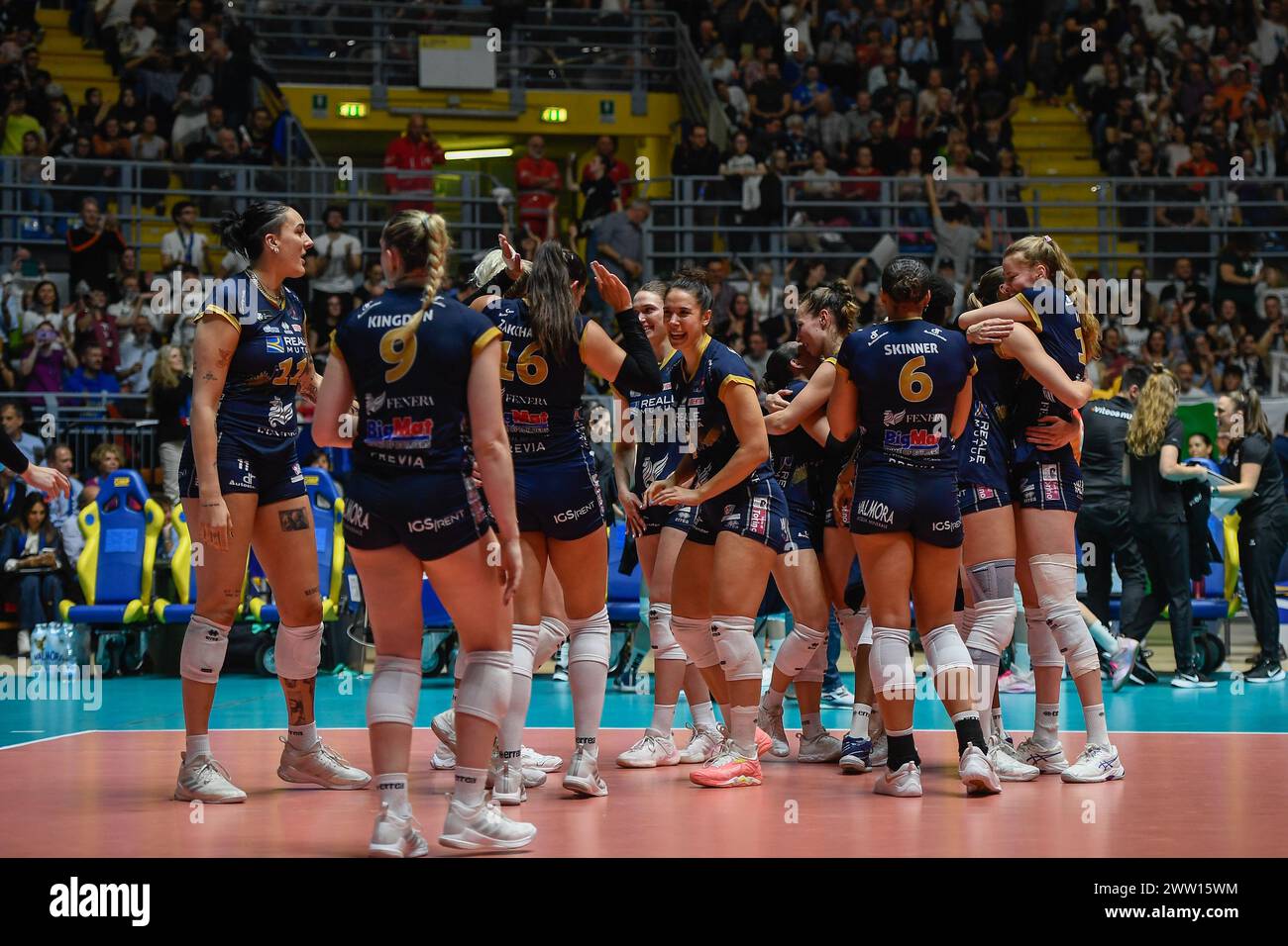 Asti, Italie. 20 mars 2024. Chieri 76 célèbre après le point décisif lors du match final retour de la Coupe de volleyball CEV entre Reale Mutua Fenera Chieri '76 et Viteos Neuchatel UC à Pala Gianni Asti, mercredi 20 mars 2024. Sport - volleyball (photo Alberto Gandolfo/LaPresse) crédit : LaPresse/Alamy Live News Banque D'Images