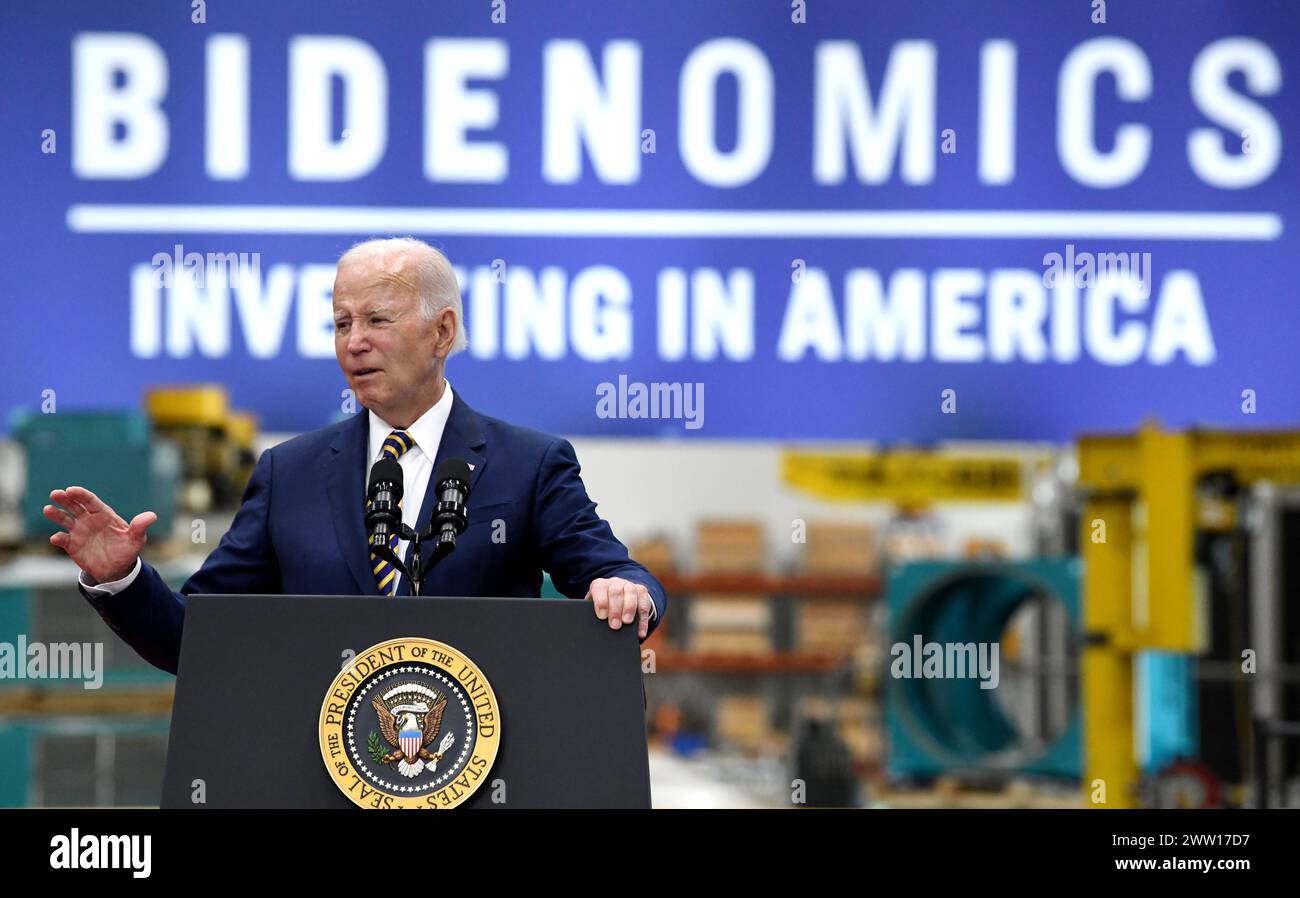 Milwaukee, Wisconsin, États-Unis. 15 août 2023. LE PRÉSIDENT JOE BIDEN prononce une allocution à Ingeteam Inc. À Milwaukee, Wisconsin, le mardi 15 août 2023. Il a pris la parole la veille du premier anniversaire de la Loi sur la réduction de l'inflation. Ingeteam a annoncé des plans pour augmenter la production de chargeurs de véhicules électriques. L'administration Biden a pour objectif de construire un réseau de 500 000 chargeurs de véhicules électriques le long des autoroutes du pays. Selon le bureau de presse de la Maison Blanche, le thème du président était "comment Bidenomics investit en Amérique pour faire croître l'économie du milieu vers le haut et de bas en haut, pas du haut Banque D'Images