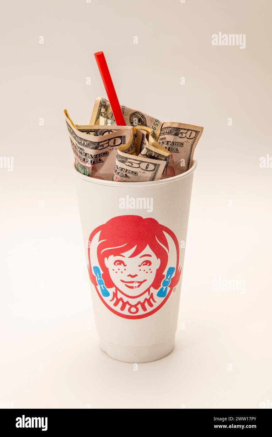 Maplewood, Minnesota. Wendy's chaîne de restauration rapide. Tasse de soda de Wendy bourrée d'argent et une paille sur fond blanc. Banque D'Images