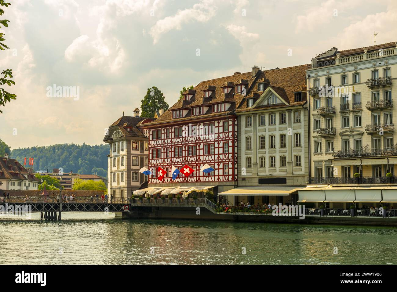 Reuss et ville de Lucerne avec Hôtel de luxe en Suisse. Banque D'Images