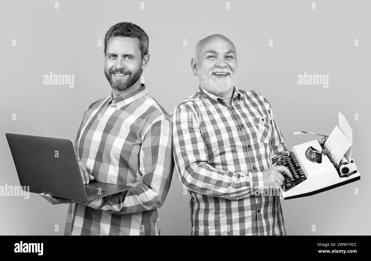 deux hommes heureux montrent contre nostalgie en studio. les hommes montrent contre la nostalgie en arrière-plan Banque D'Images