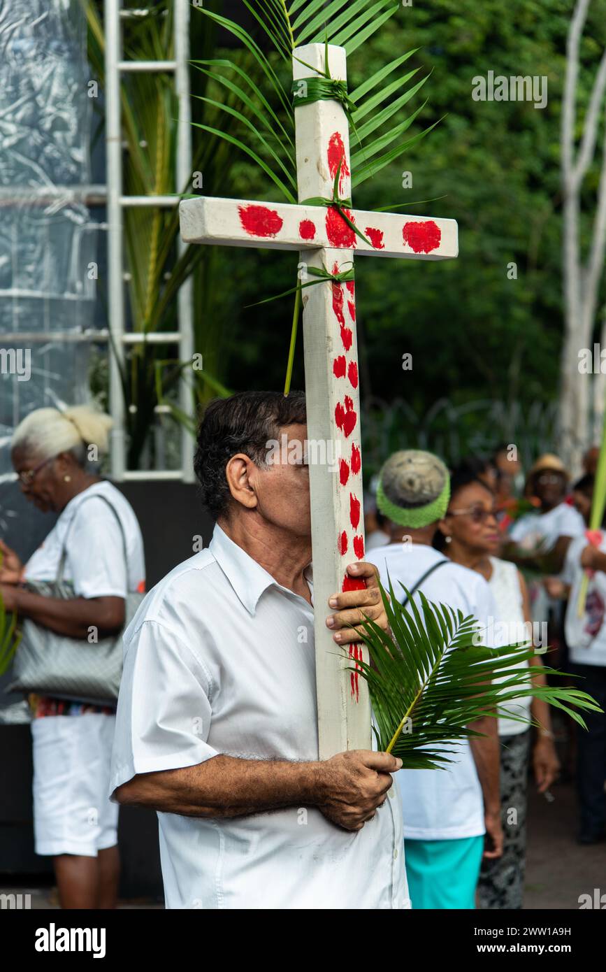 Salvador, Bahia, Brésil - 14 avril 2019 : des gens participent à la célébration du dimanche des Rameaux dans la ville de Salvador, Bahia. Banque D'Images