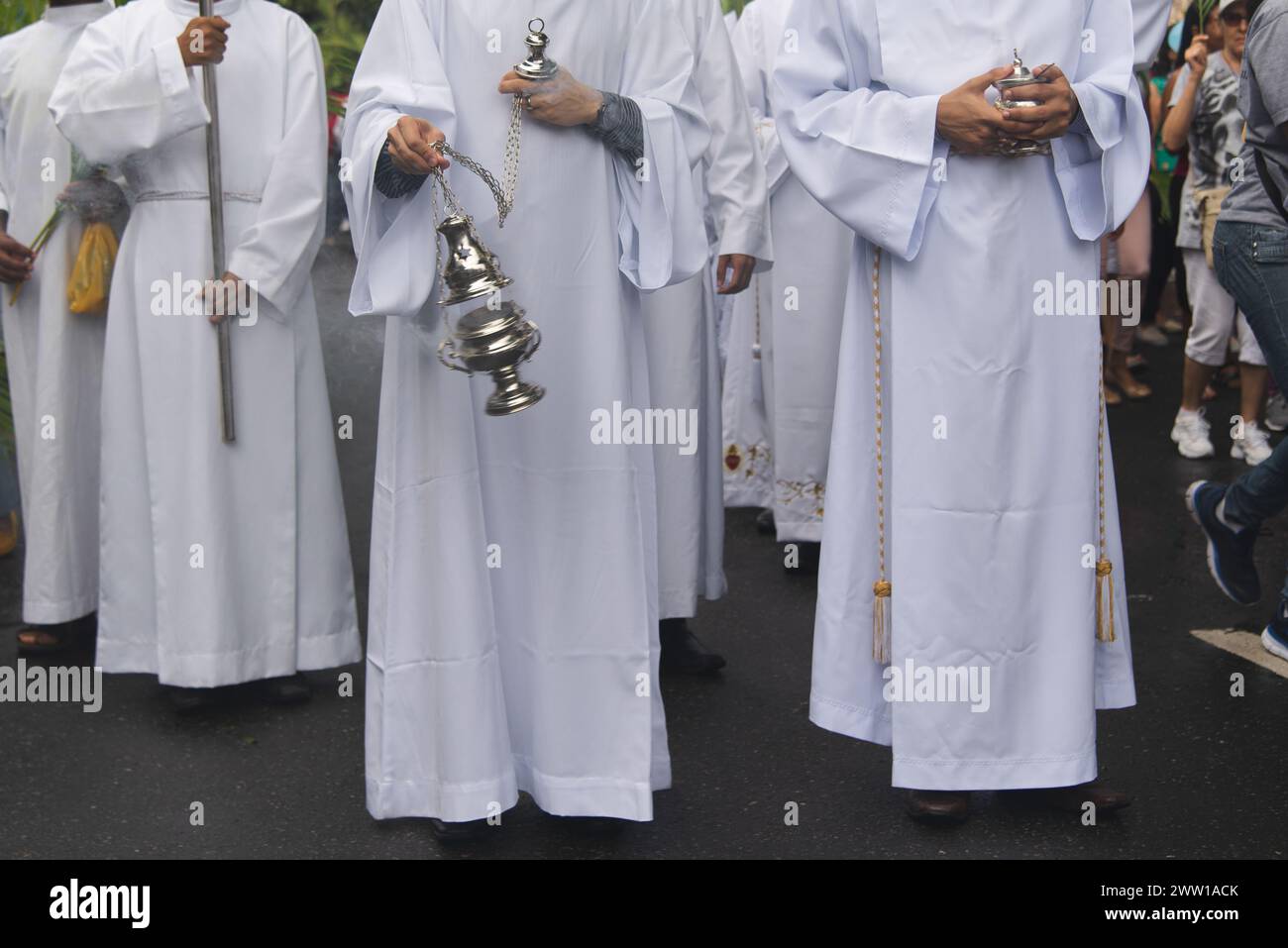 Salvador, Bahia, Brésil - 14 avril 2019 : des séminaristes catholiques participent à la procession du dimanche des Rameaux avec de l'encens dans la ville de Salvad Banque D'Images