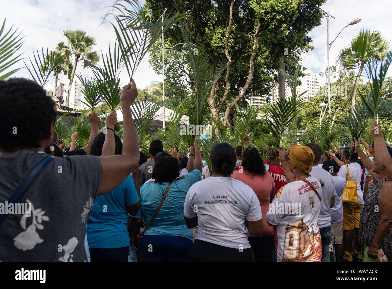 Salvador, Bahia, Brésil - 14 avril 2019 : des catholiques participent à la procession du dimanche des Rameaux dans la ville de Salvador, Bahia. Banque D'Images