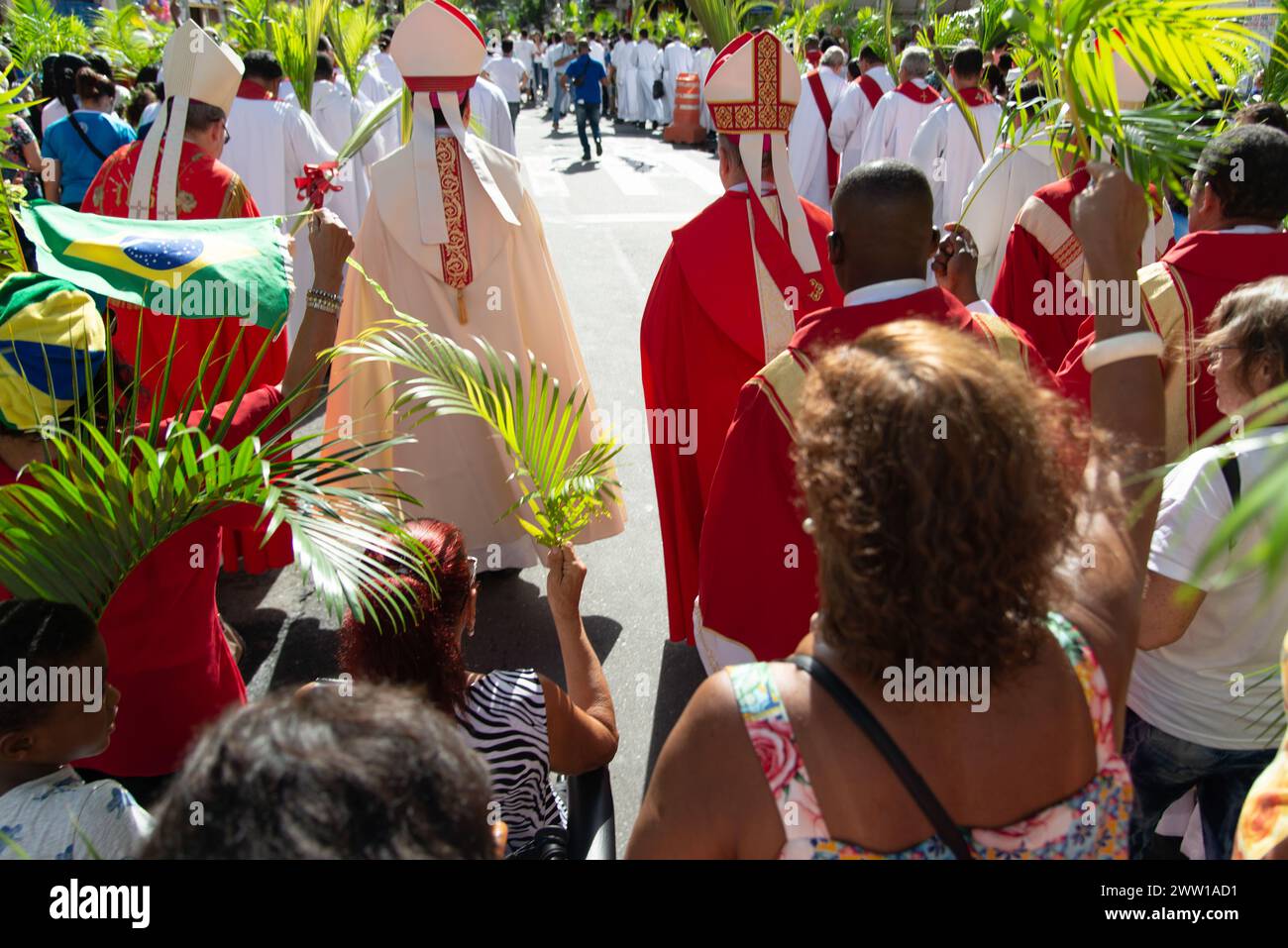 Salvador, Bahia, Brésil - 14 avril 2019 : des milliers de catholiques participent à la procession du dimanche des Rameaux dans la ville de Salvador, Bahia. Banque D'Images