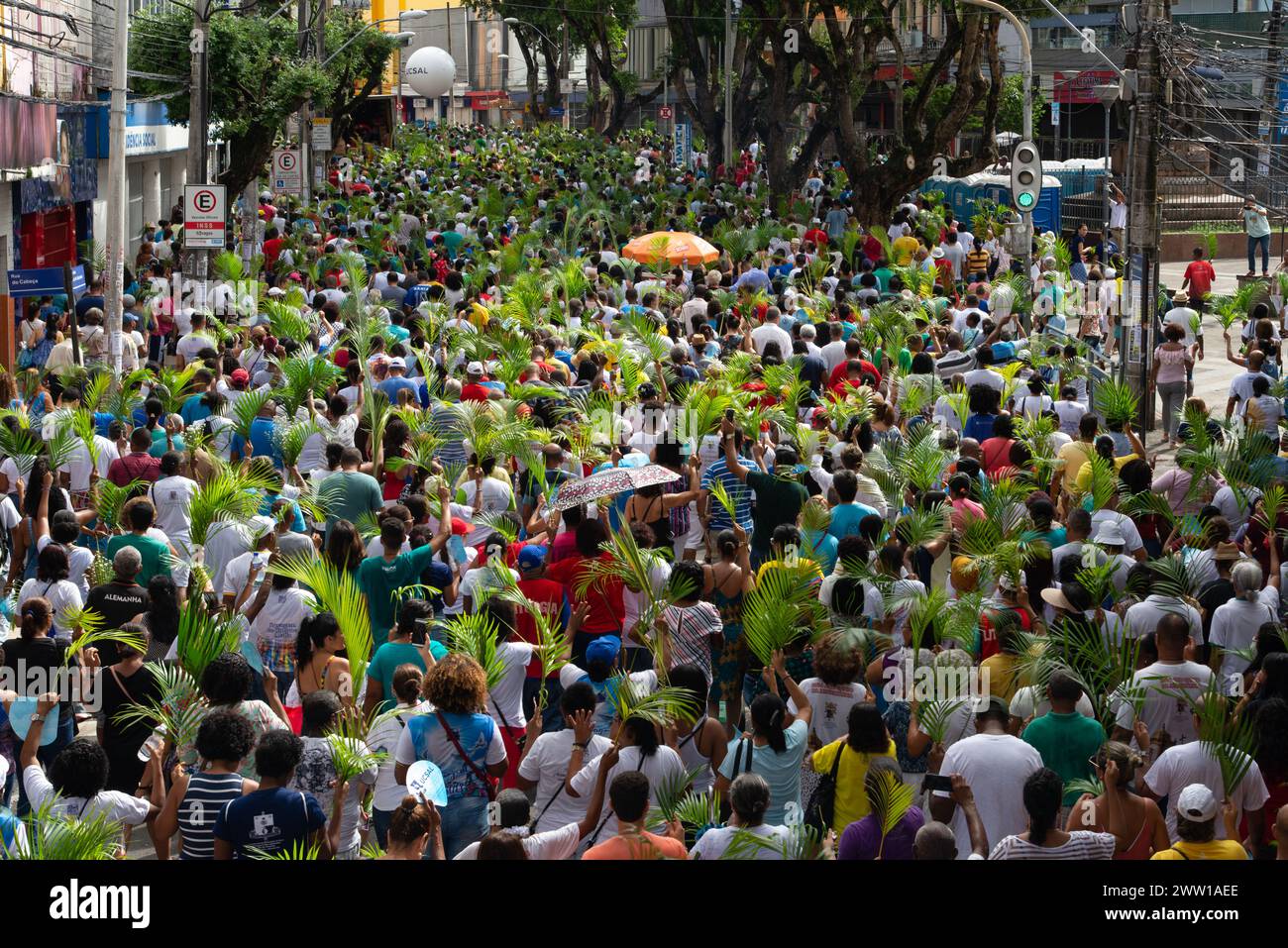 Salvador, Bahia, Brésil - 14 avril 2019 : des milliers de catholiques participent à la procession du dimanche des Rameaux dans la ville de Salvador, Bahia. Banque D'Images