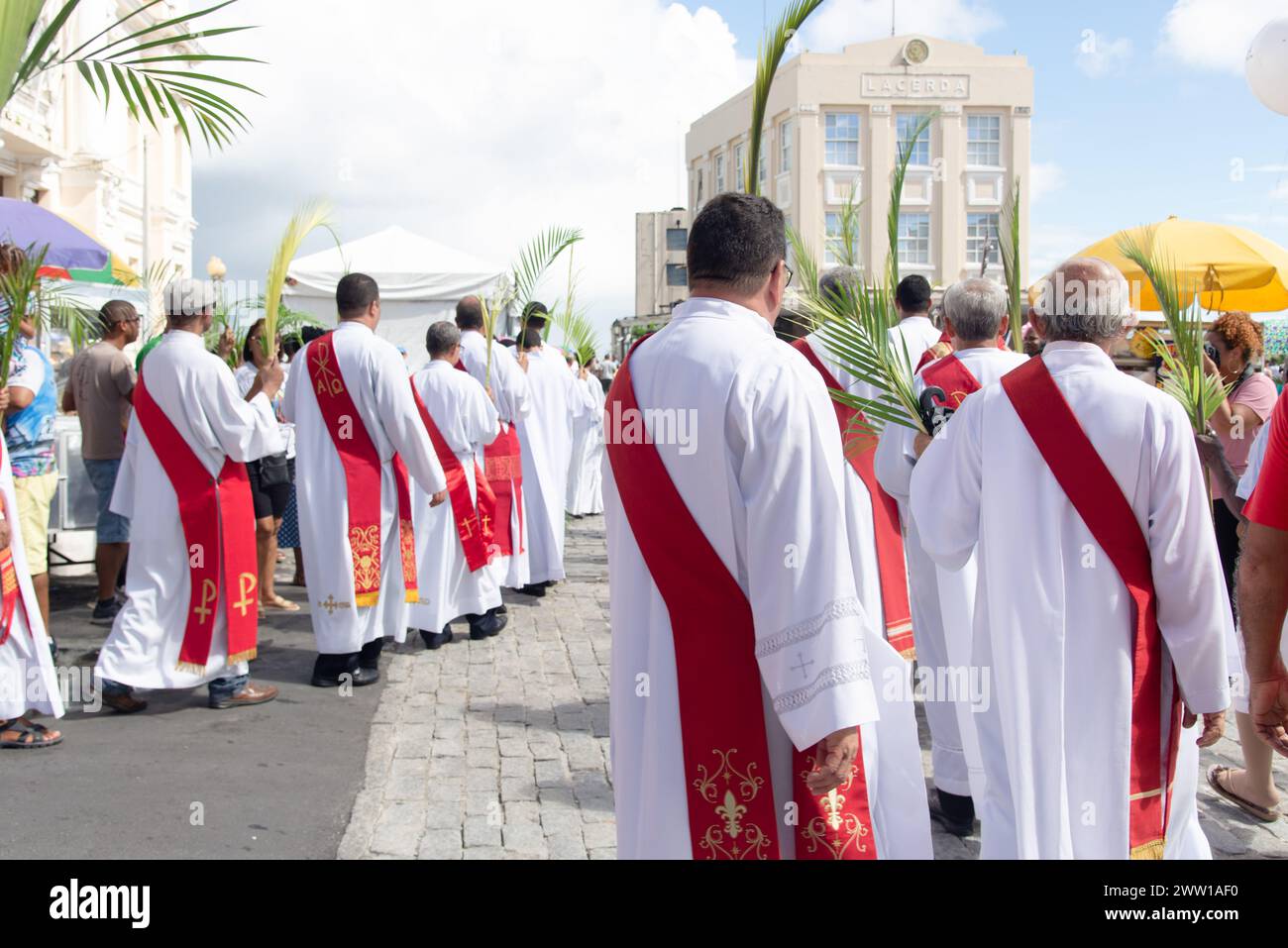 Salvador, Bahia, Brésil - 14 avril 2019 : des catholiques participent à la procession du dimanche des Rameaux dans la ville de Salvador, Bahia. Banque D'Images