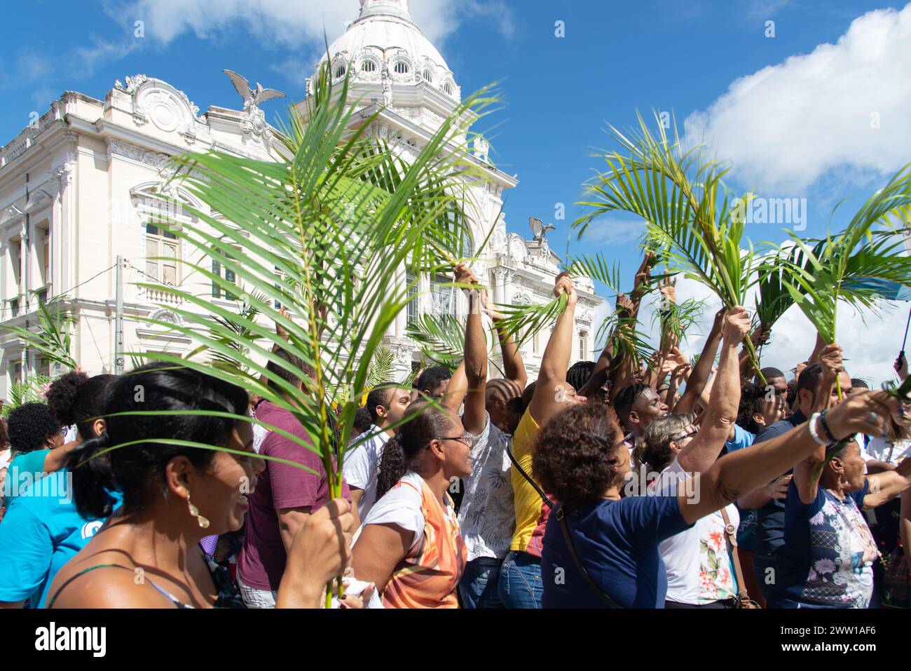 Salvador, Bahia, Brésil - 14 avril 2019 : des centaines de personnes participent à la procession du dimanche des Rameaux dans la ville de Salvador, Bahia. Banque D'Images