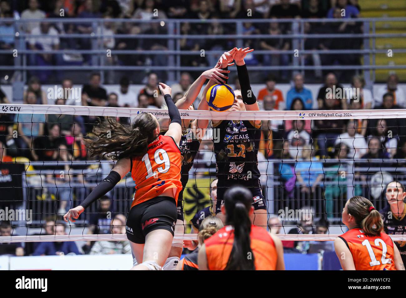 Turin, Italie. 20 mars 2024. #19 Amelie Lengweiler (Viteos Neuchatel UC) pendant Reale Mutua Fenera Chieri vs Viteos Neuchatel, match féminin de la Coupe CEV de volleyball à Turin, Italie, 20 mars 2024 crédit : Agence photo indépendante/Alamy Live News Banque D'Images