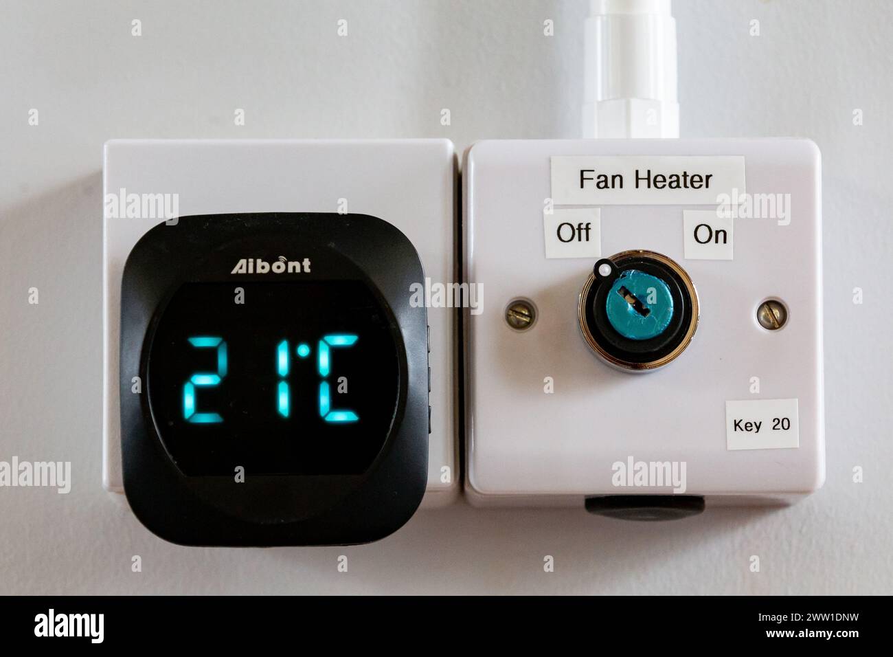 Thermostat d'ambiance avec affichage LED de la température. La température ambiante peut être contrôlée à distance. Banque D'Images