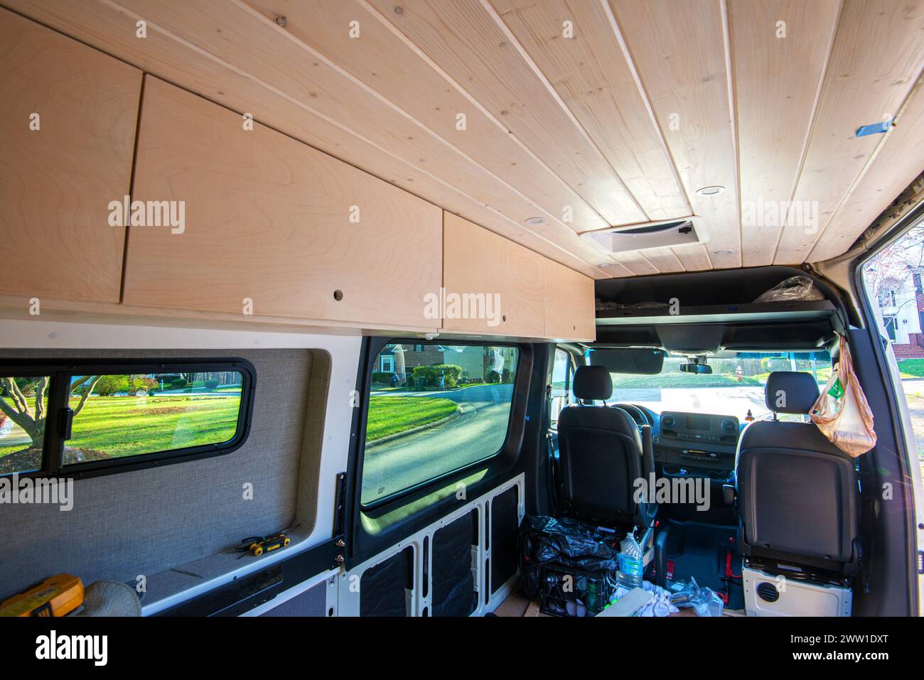 Languette et rainure 1x6 et armoires supérieures diy construites pour la conversion de fourgonnette cargo Mercedes Benz sprinter en mobil home. Cary, Caroline du Nord, Banque D'Images