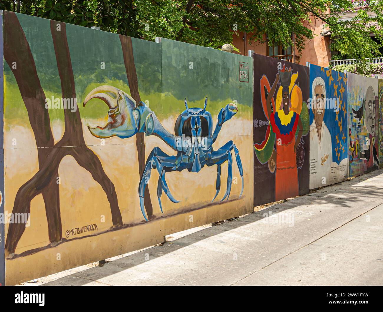 Carthagène, Colombie - 25 juillet 2023 : Plaza de Bolivar et parc. 5 rue graffiti à bord placé autour du parc, Carrera 3a. Crabe bleu robot et hu Banque D'Images