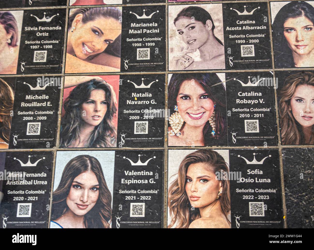 Carthagène, Colombie - 25 juillet 2023 : panneau d'affichage présentant des photos faciales récentes de Miss Colombie de chacun d'eux au fil des ans Banque D'Images