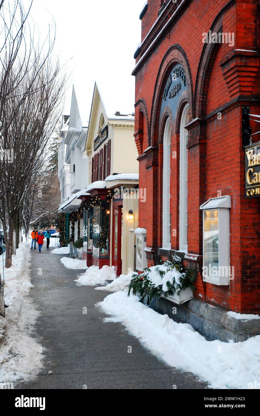 Neige survole le quartier du centre-ville avec les magasins et les affaires à Stockbridge, un village typique de la Nouvelle-Angleterre à Noël Banque D'Images