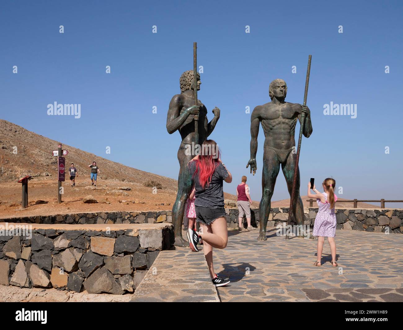 Mirador Corrales de guise, point de vue guise et Ayose, statues en bronze de 4 mètres de haut des rois de l'ancienne Fuerteventura, îles Canaries, Espagne Banque D'Images