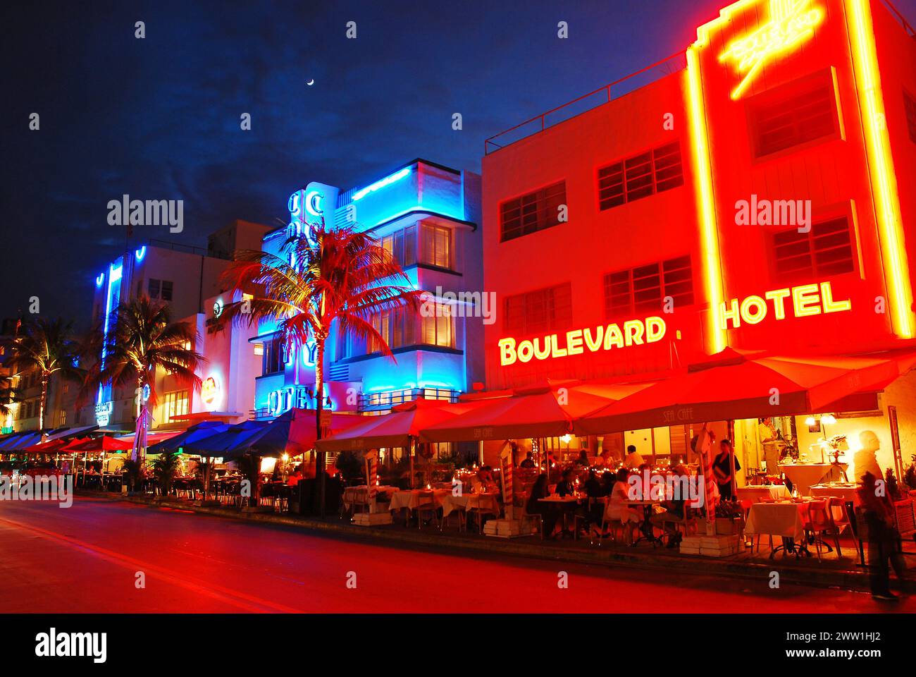 Les néons des bâtiments historiques Art déco de Miami Beach sont illuminés la nuit Banque D'Images