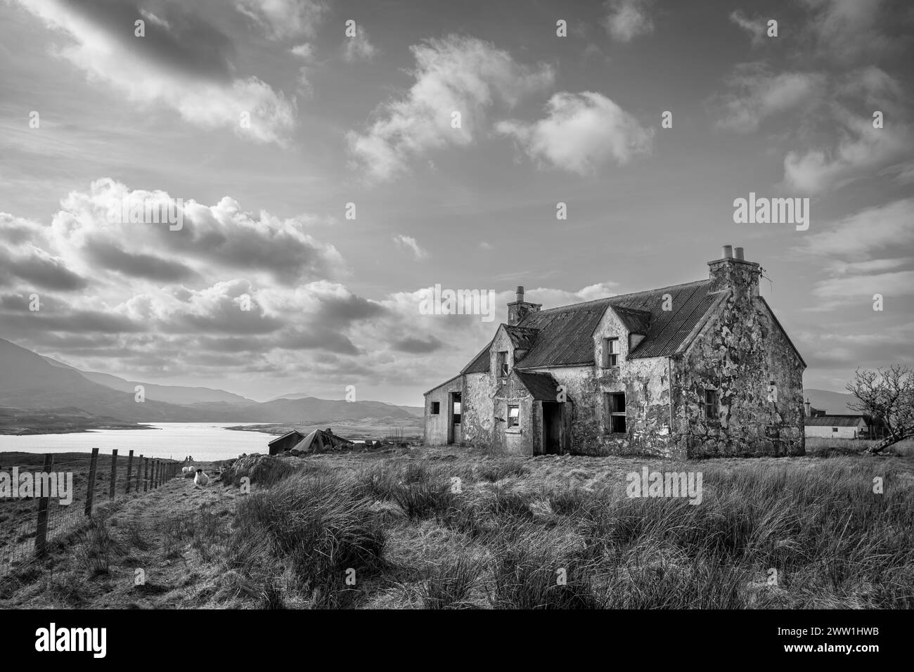 Maison abandonnée à Arivuaich, surplombant le Loch Shiphoirt ; île de Lewis et Harris, Hébrides extérieures, Écosse. Banque D'Images