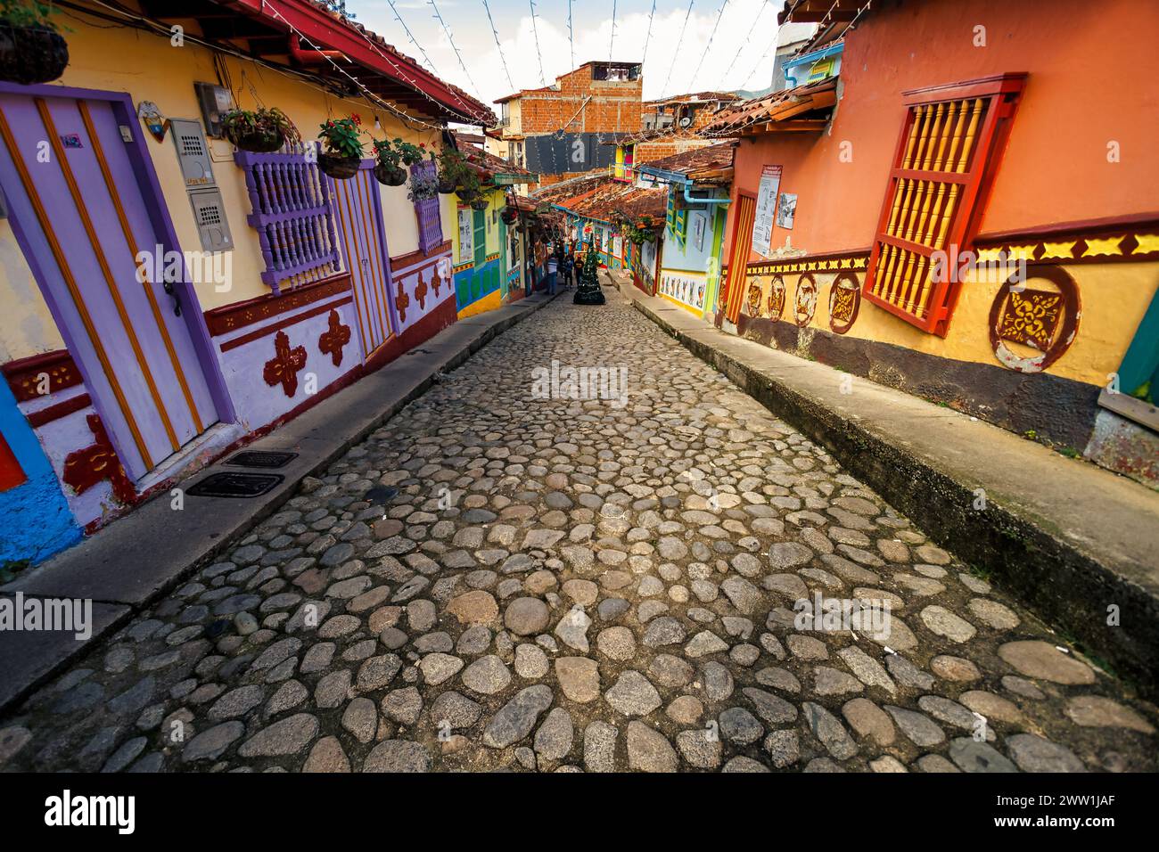 Rue pavée avec des maisons colorées typiques à Guatape, Colombie Banque D'Images