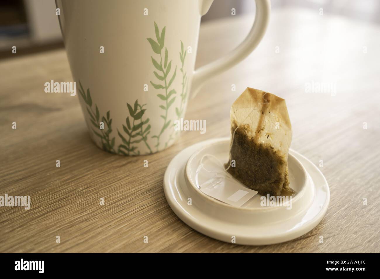 Une tasse de thé sur une table en bois, soleil, chaud, froid. Photo de haute qualité Banque D'Images