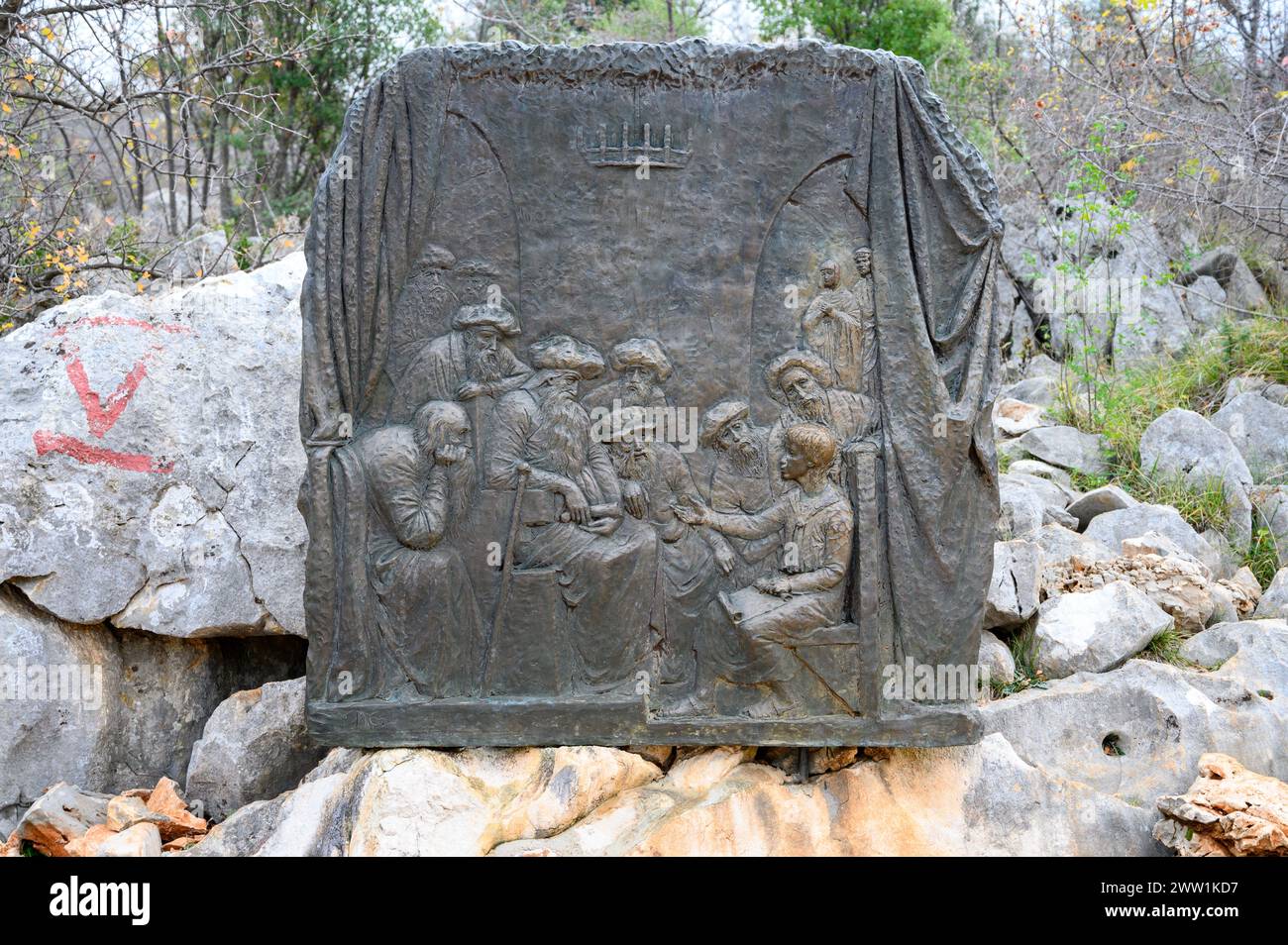 La découverte de Jésus dans le Temple – Cinquième mystère joyeux du Rosaire. Sculpture en relief sur le mont Podbrdo (la colline des apparitions) à Medjugorje. Banque D'Images La découverte de Jésus dans le Temple – Cinquième mystère joyeux du Rosaire. Sculpture en relief sur le mont Podbrdo (la colline des apparitions) à Medjugorje. Banque D'Images