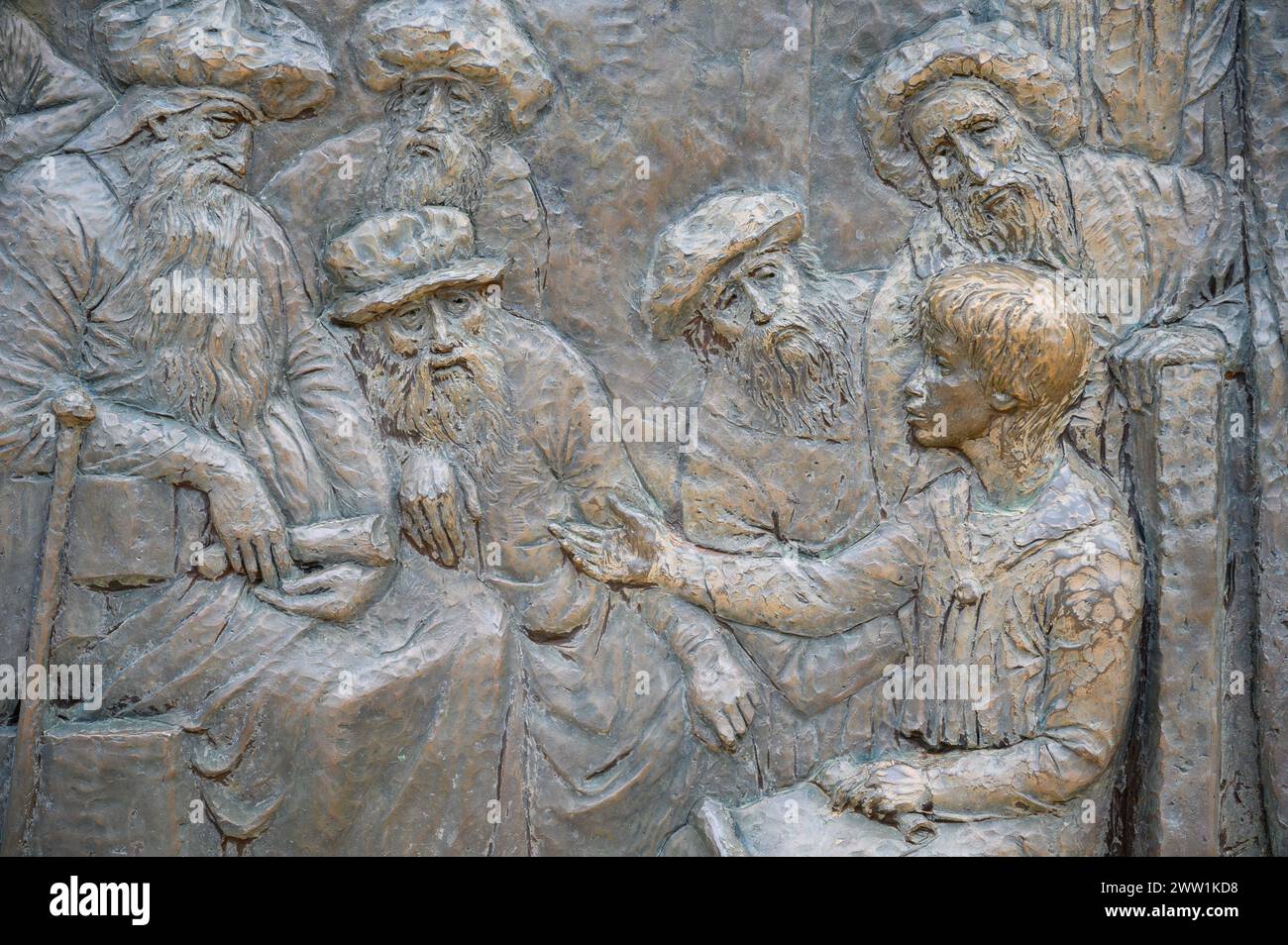 La découverte de Jésus dans le Temple – Cinquième mystère joyeux du Rosaire. Sculpture en relief sur le mont Podbrdo (la colline des apparitions) à Medjugorje. Banque D'Images La découverte de Jésus dans le Temple – Cinquième mystère joyeux du Rosaire. Sculpture en relief sur le mont Podbrdo (la colline des apparitions) à Medjugorje. Banque D'Images