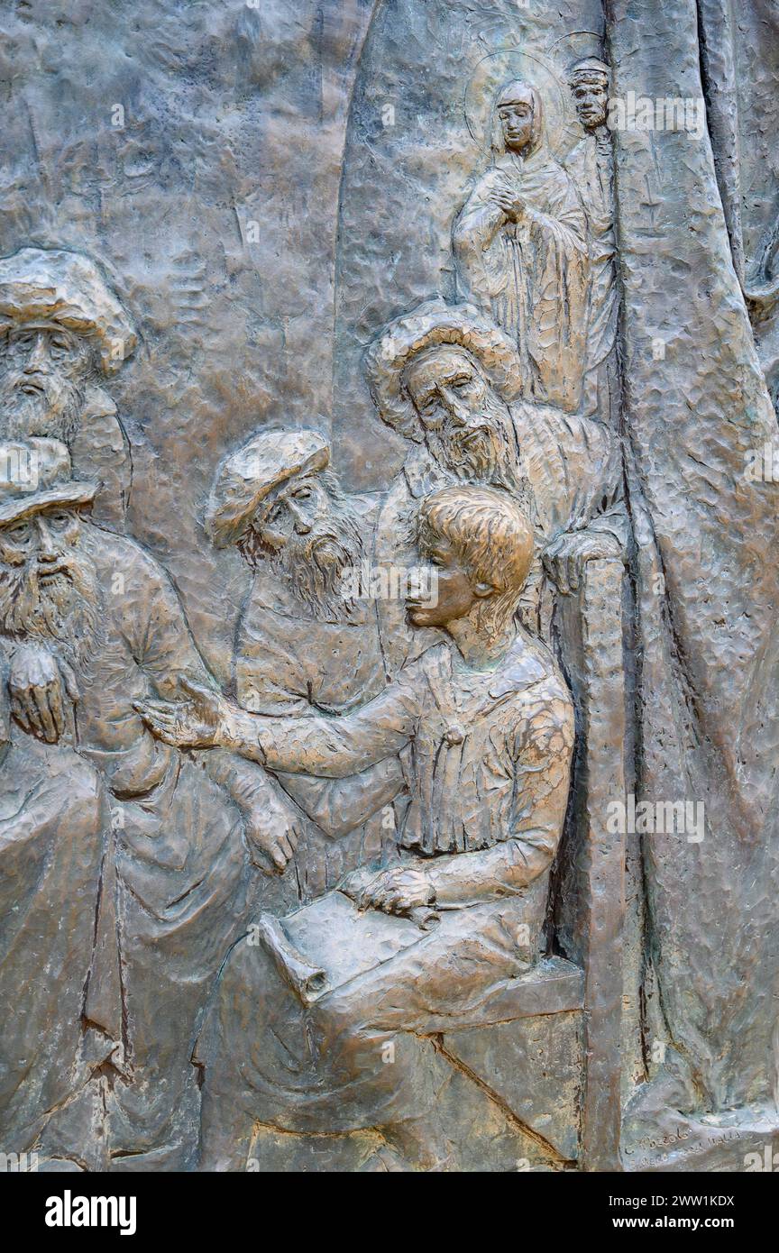La découverte de Jésus dans le Temple – Cinquième mystère joyeux du Rosaire. Sculpture en relief sur le mont Podbrdo (la colline des apparitions) à Medjugorje. Banque D'Images La découverte de Jésus dans le Temple – Cinquième mystère joyeux du Rosaire. Sculpture en relief sur le mont Podbrdo (la colline des apparitions) à Medjugorje. Banque D'Images