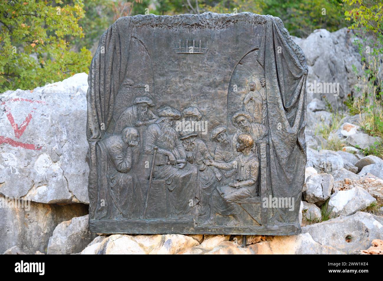 La découverte de Jésus dans le Temple – Cinquième mystère joyeux du Rosaire. Sculpture en relief sur le mont Podbrdo (la colline des apparitions) à Medjugorje. Banque D'Images La découverte de Jésus dans le Temple – Cinquième mystère joyeux du Rosaire. Sculpture en relief sur le mont Podbrdo (la colline des apparitions) à Medjugorje. Banque D'Images